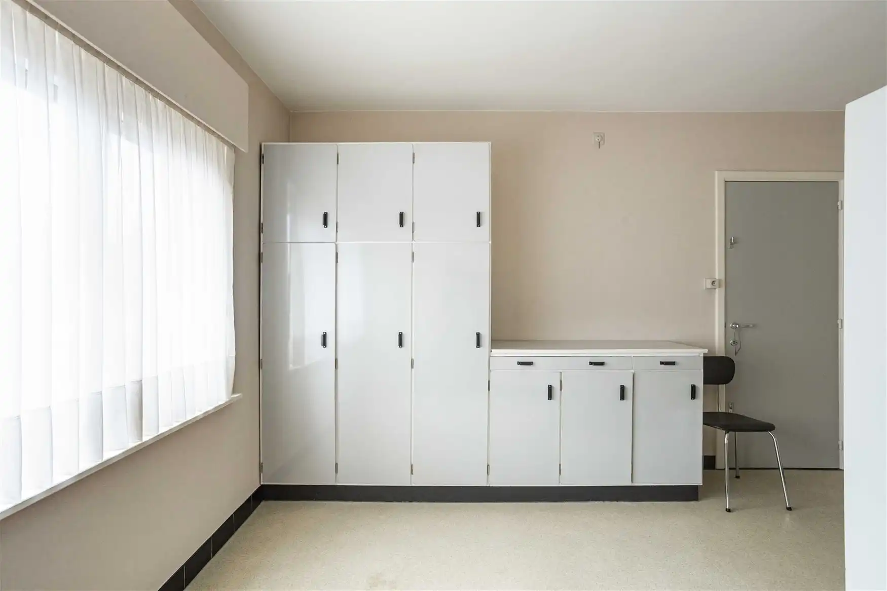 Vrijstaande woning met retrocharme en renovatiepotentieel foto 11