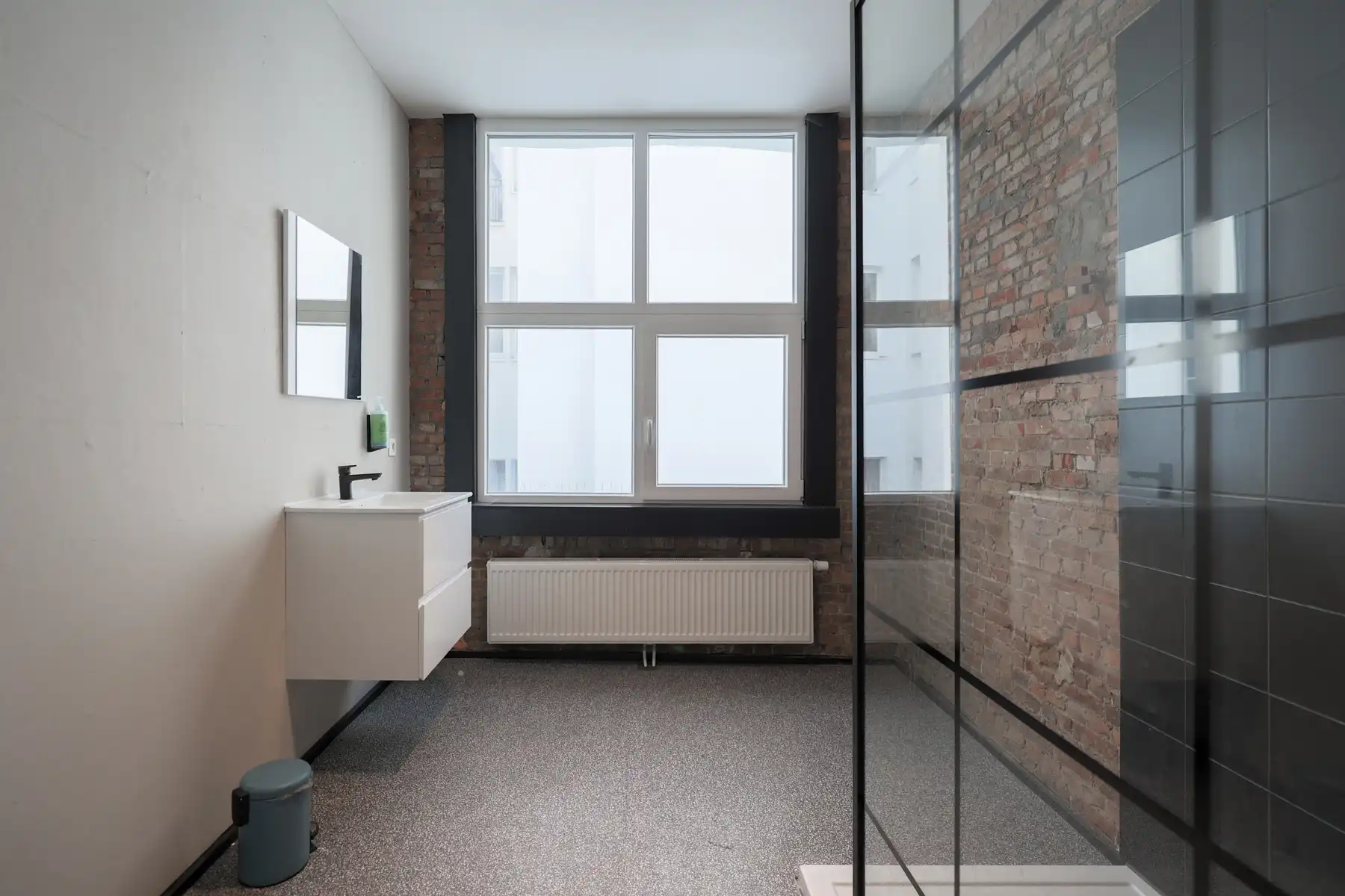 Ruim en lichtrijk triplex-atelier in de stad foto 11