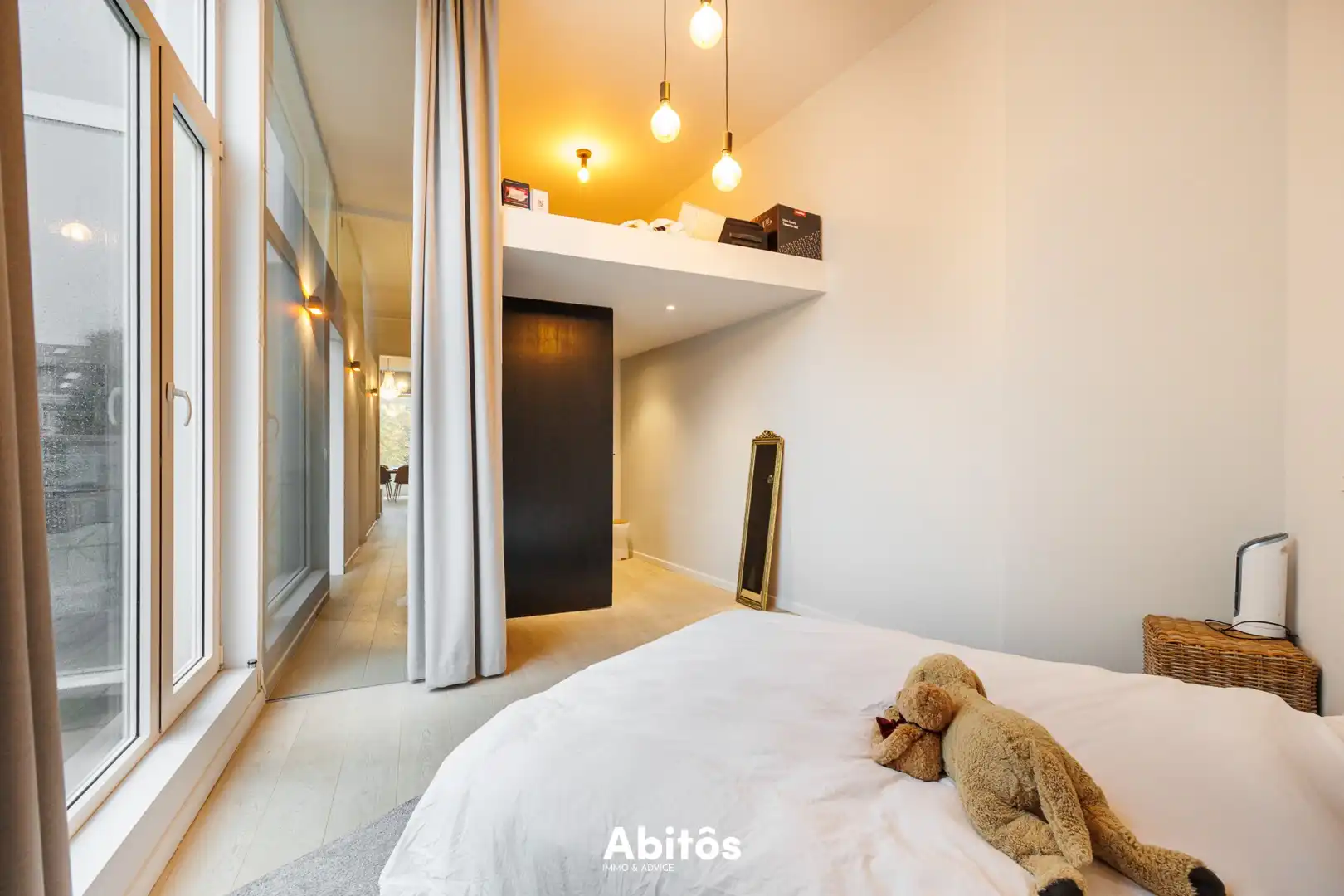 Stijlvol tweeslaapkamerappartement met terras aan het Zuidpark foto 11