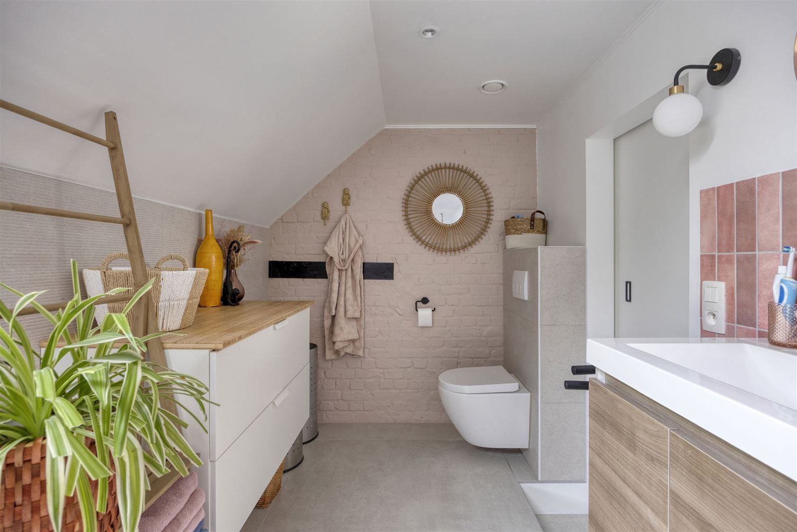 Instapklaar driegevel woning in groene omgeving foto 21