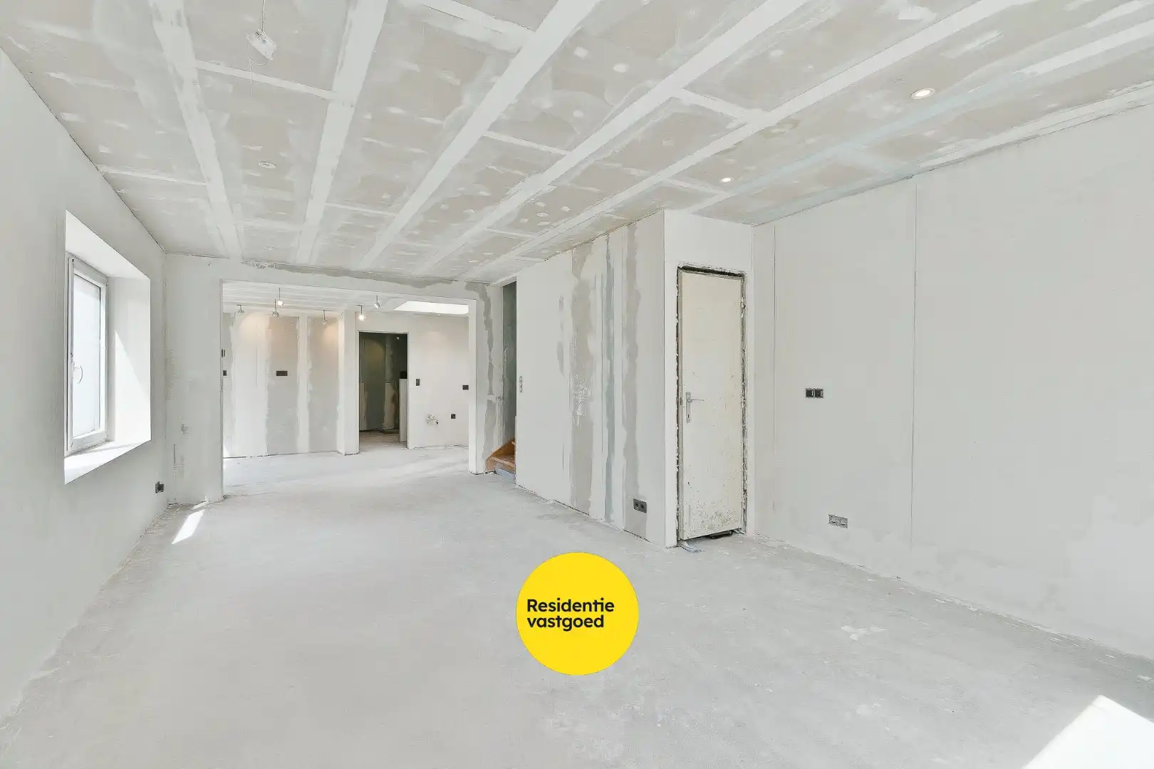 Woning met reeds aangevatte renovatie en veel potentieel foto 4