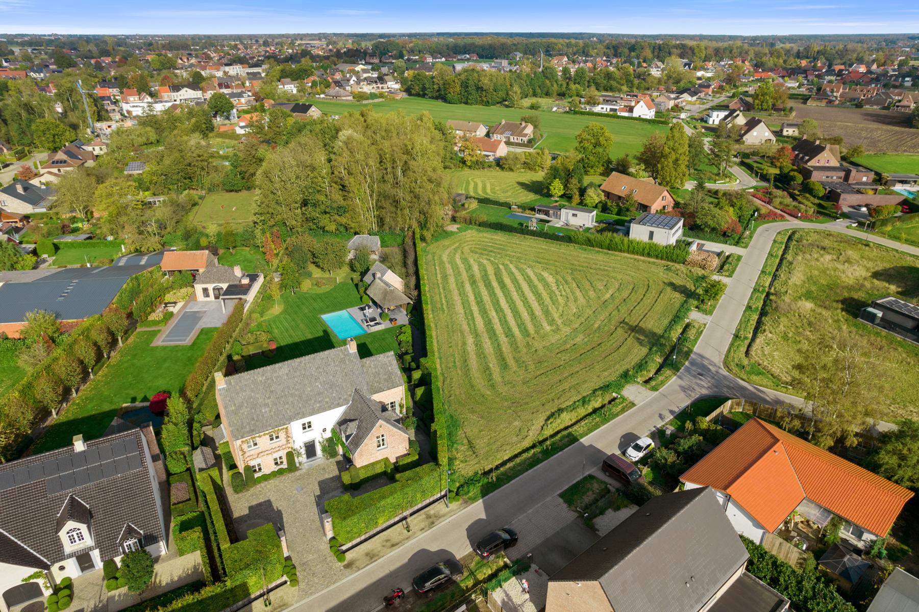 Prachtige instapklare villa met zwembad en poolhouse. foto 45