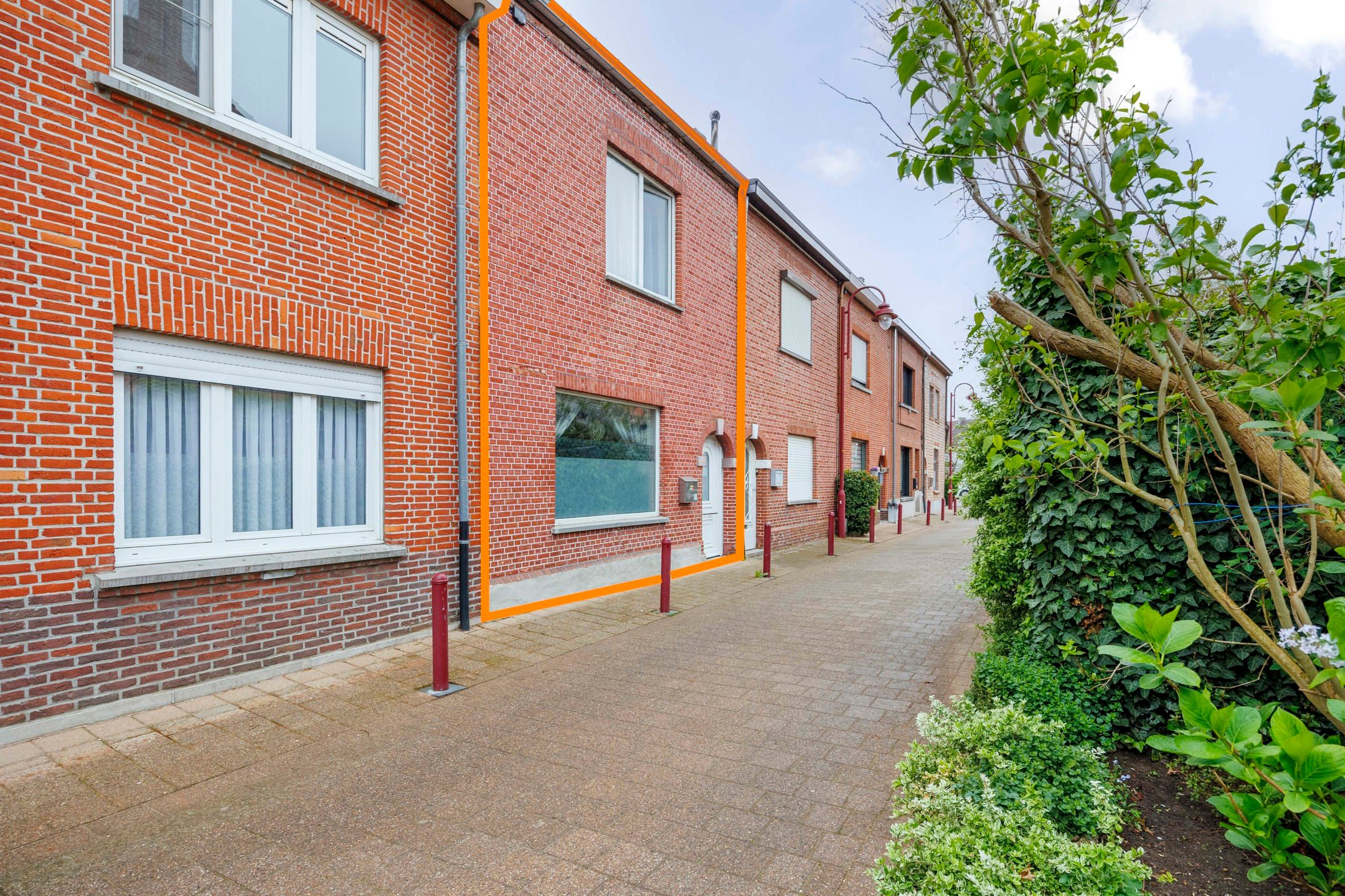 Op te knappen woning  met 3 slaapkamers op toplocatie! foto 2