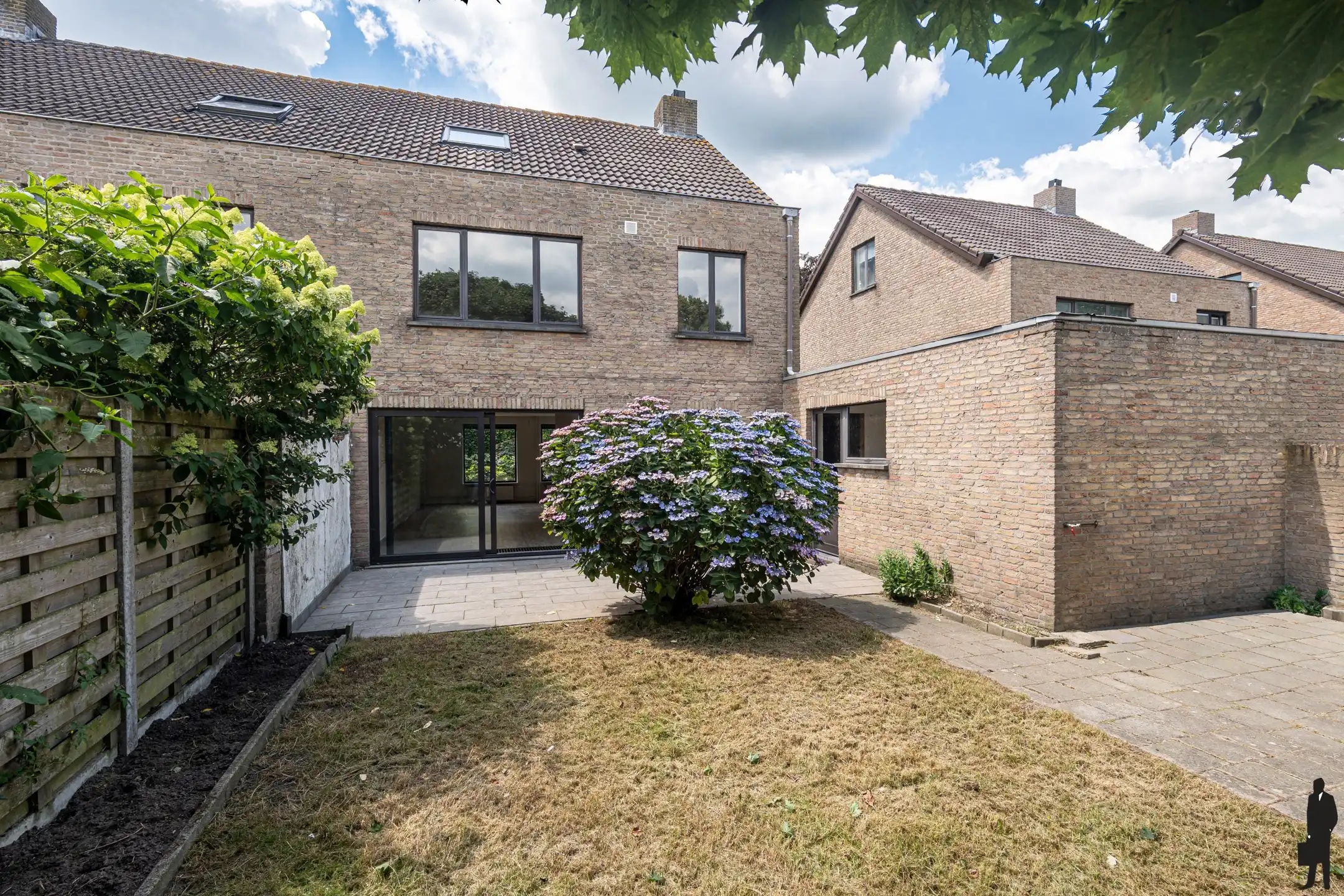 Eengezinswoning in kindvriendelijke omgeving met 4 slaapkamers en ruime garage op een perceel van ca. 318 m²! foto 2