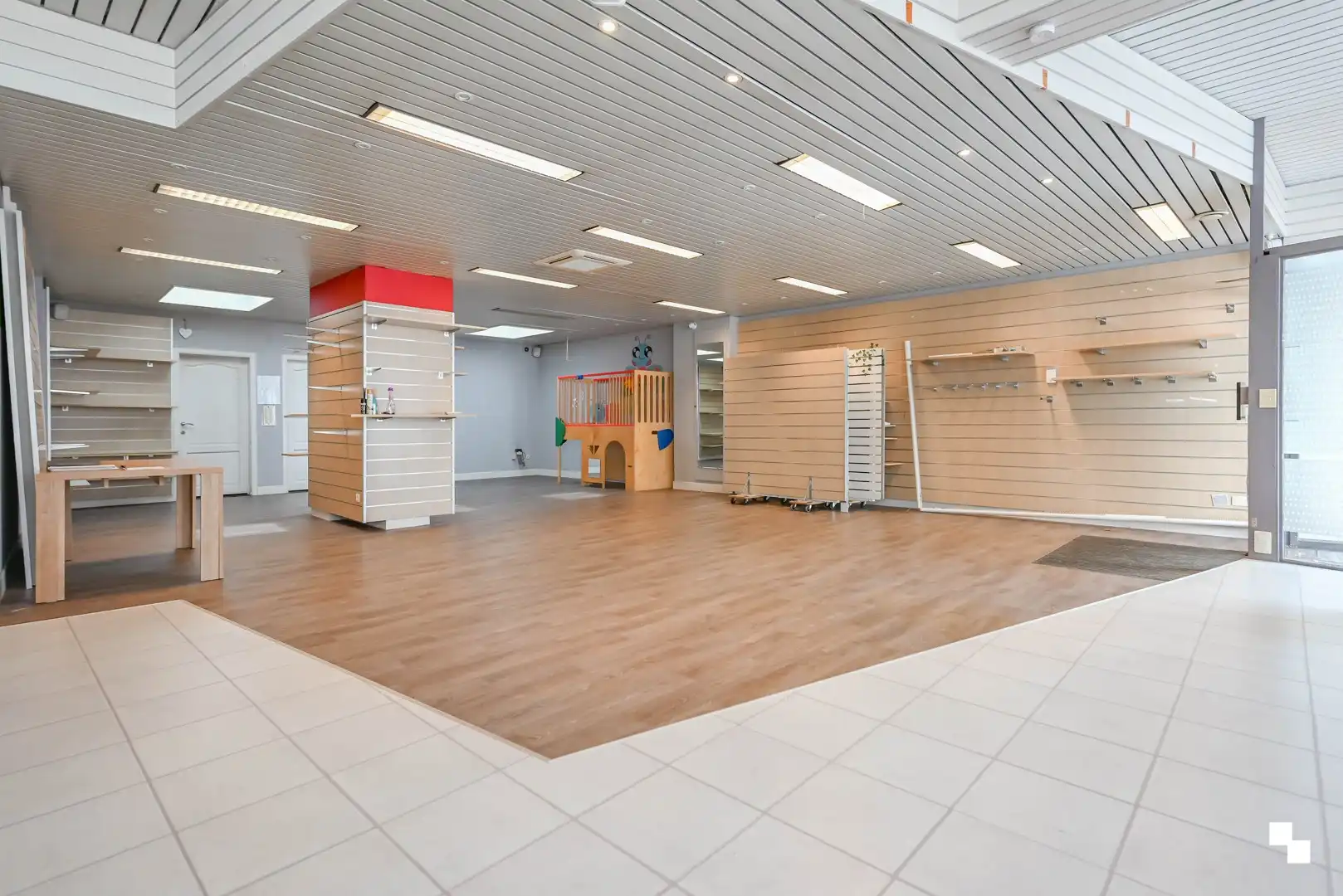 Verder op te knappen handelseigendom met woonst in centrum Izegem foto 2