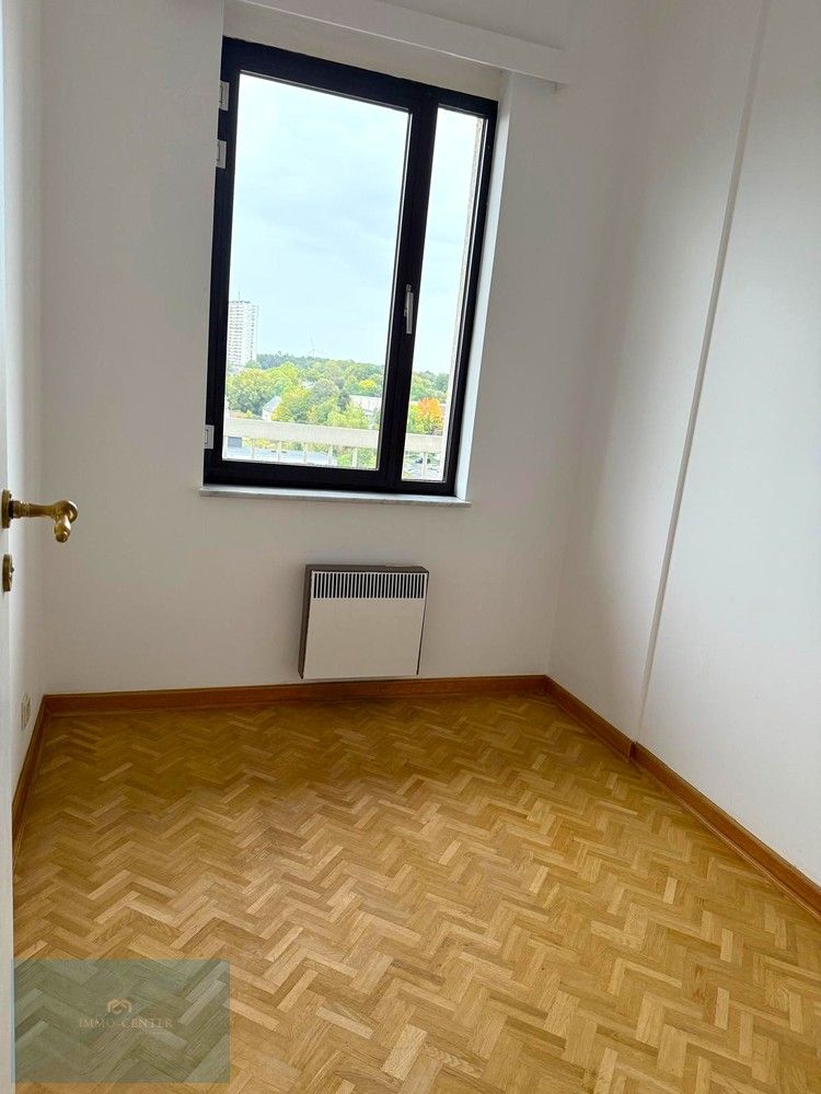 Te huur: Ruim 3-slaapkamer appartement in hartje Genk – Sint-Martinusplein foto 10