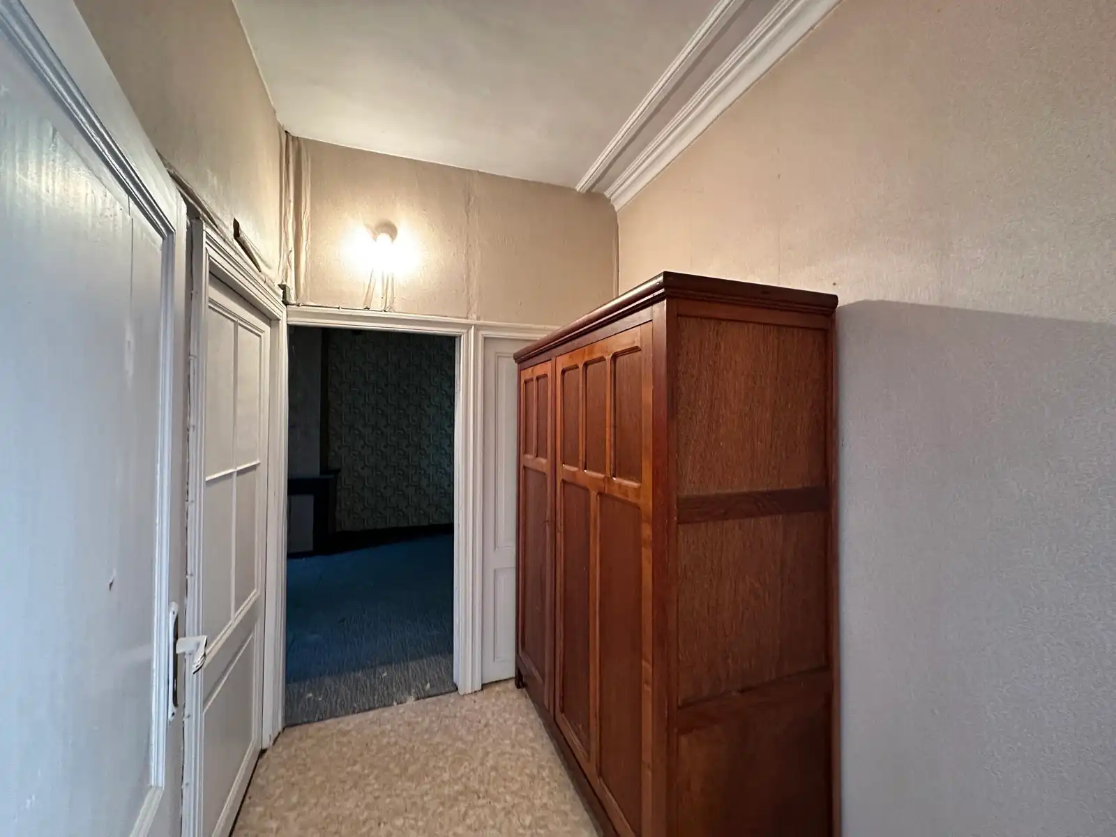 In de schaduw van de kerktoren bevindt zich deze mooie historische idyllische unieke pastorie.   foto 42