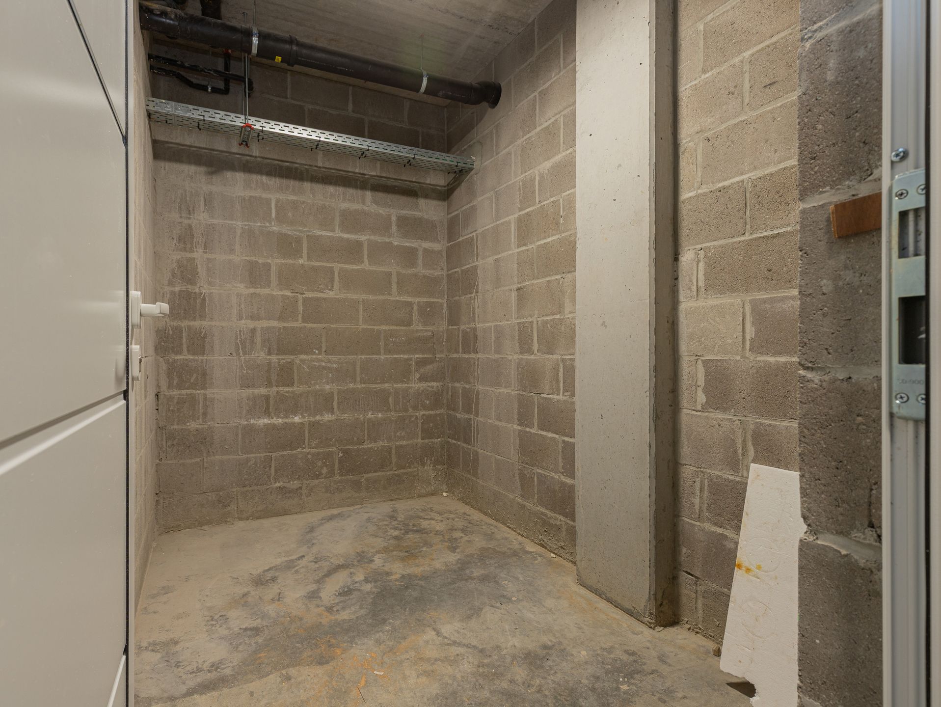 BURST - Ondergrondse kelder op centrale ligging! foto {{pictureIndex}}
