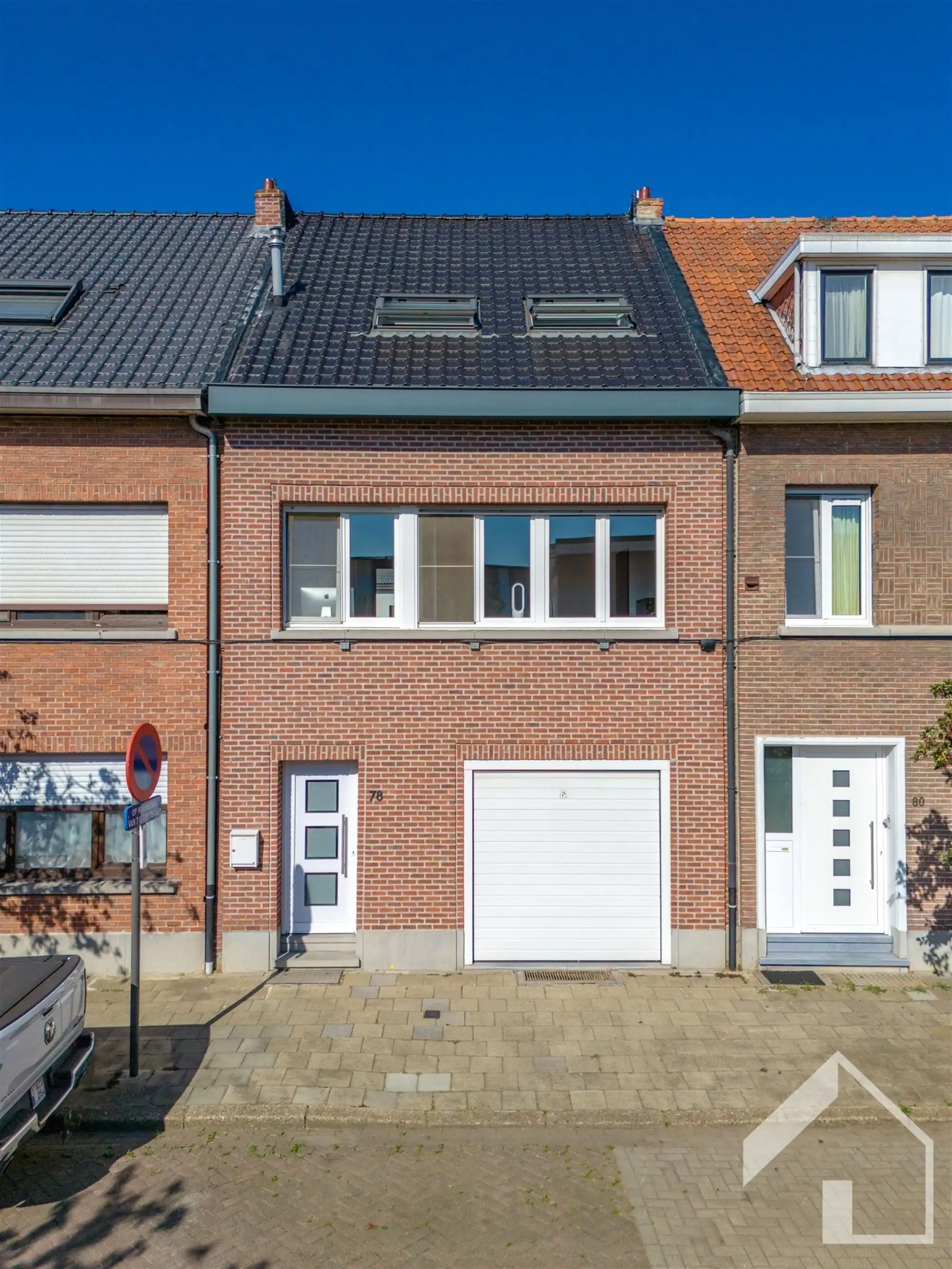 Leuke gezinswoning met tuin en 3 ruime slaapkamers foto {{pictureIndex}}