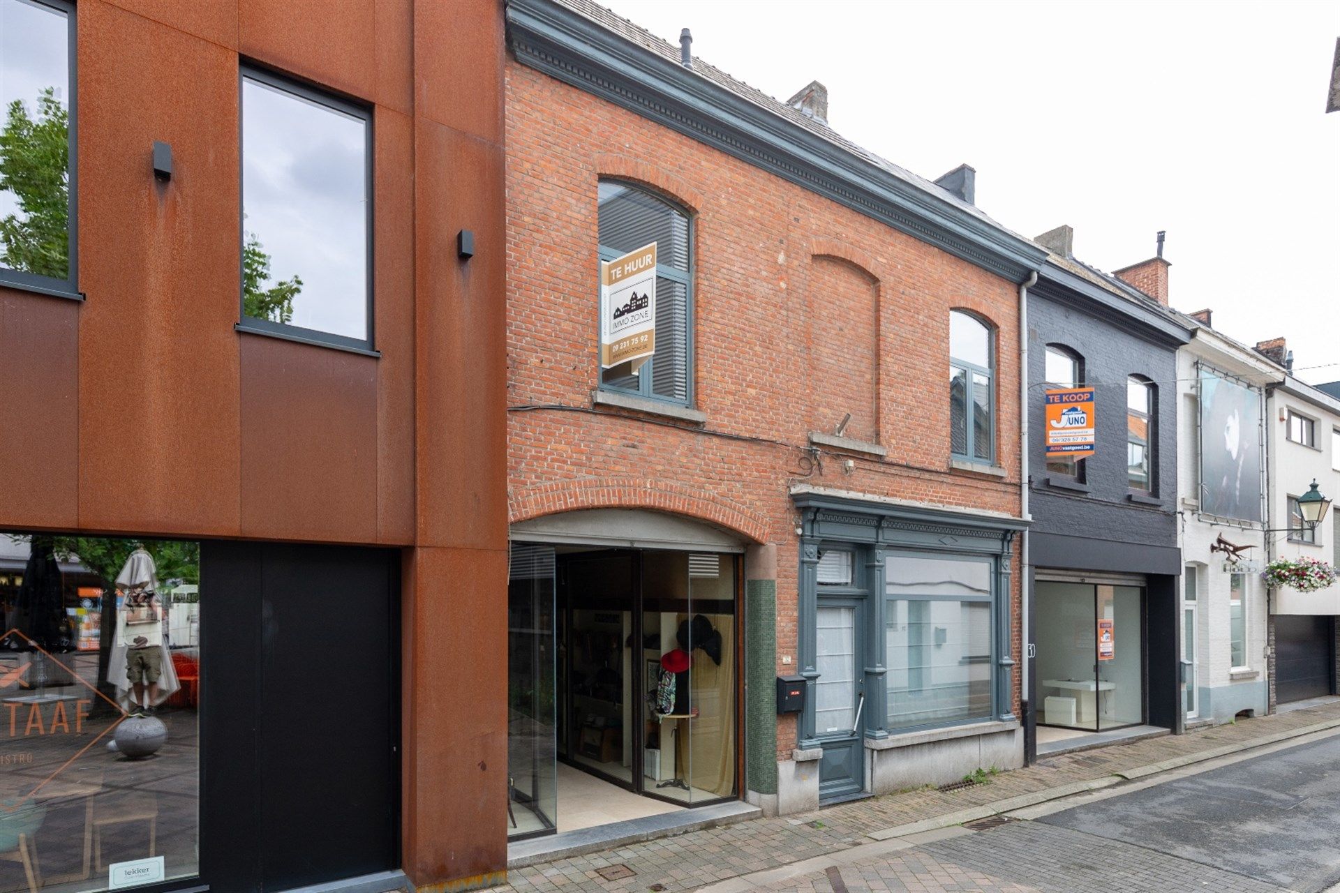 Ruime woning met 3 slaapkamers in het centrum. foto {{pictureIndex}}