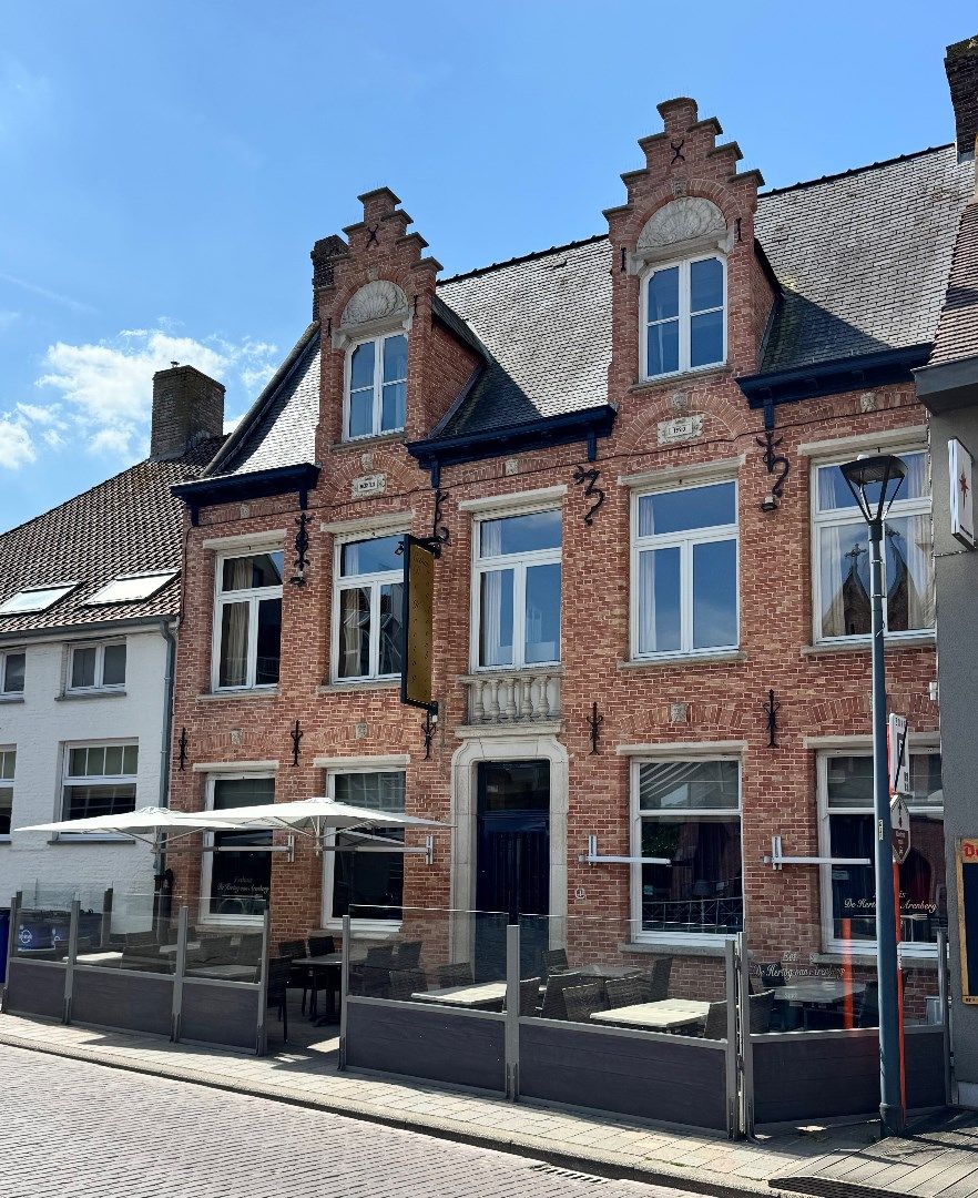 Restaurant met feestzaal en woonst in het centrum van Koekelare foto {{pictureIndex}}