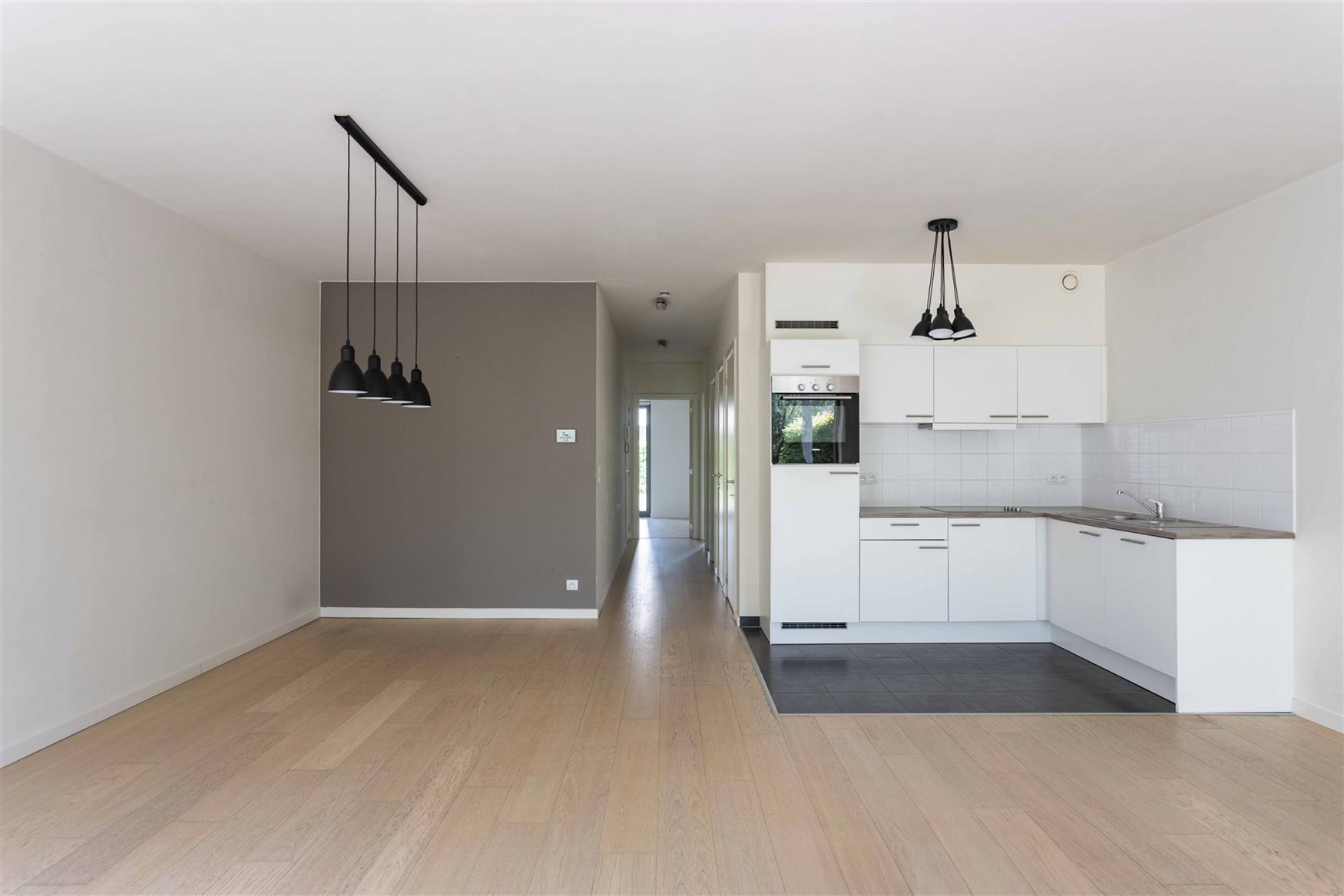 Instapklaar appartement met terras, tuin & autoplaats foto 4