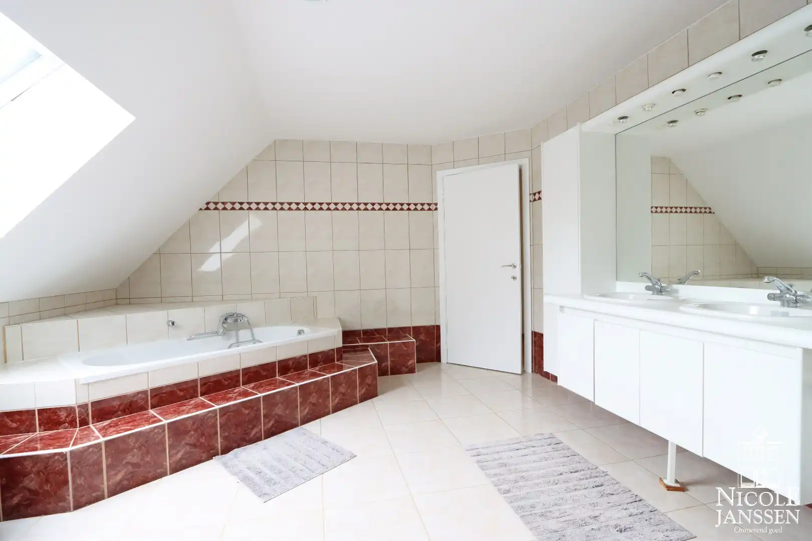 Verzorgde, instapklare gezinswoning met tuin en garage in het mooie Aldeneik foto 15