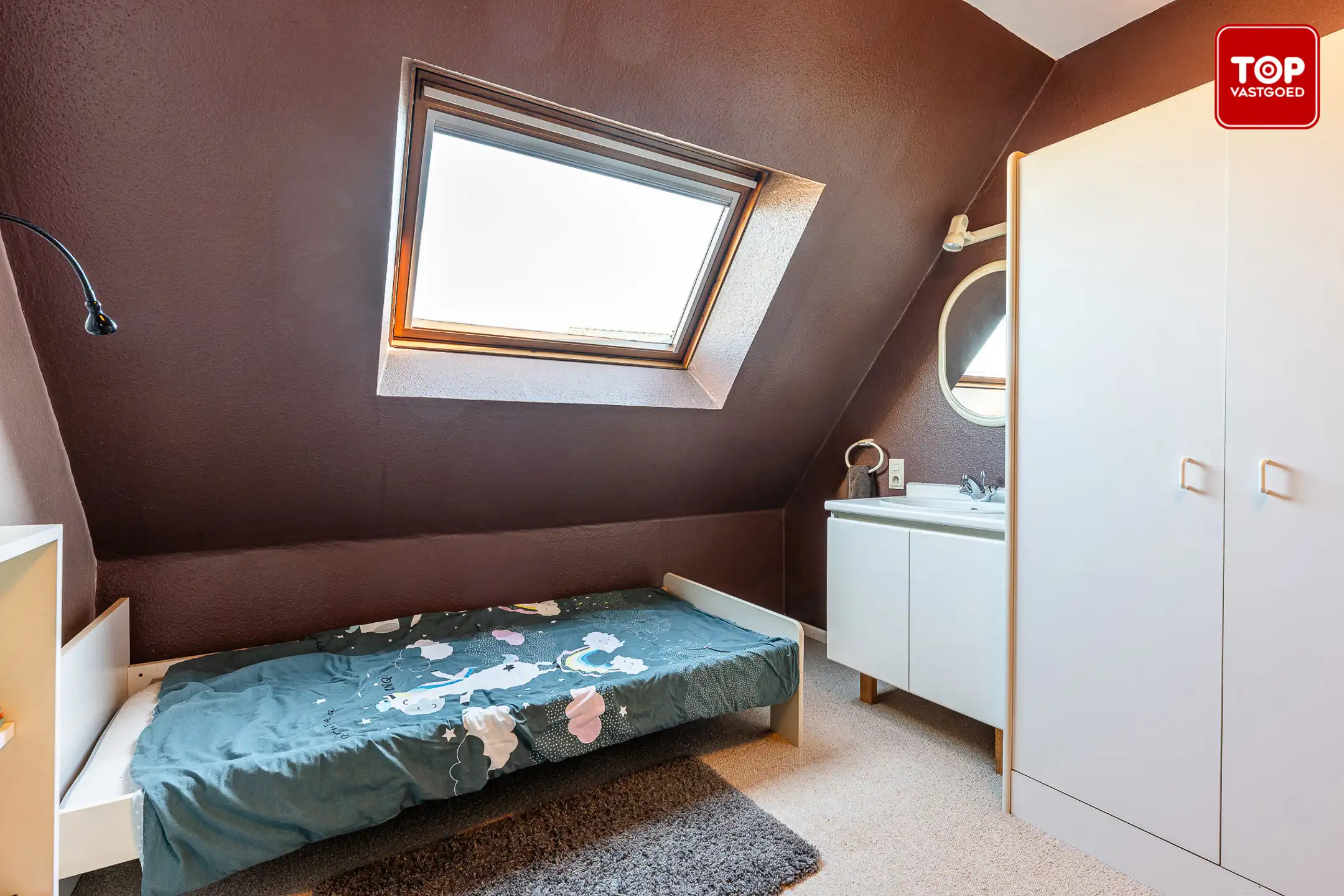 Ruime villa met 4 slaapkamers, dubbele garage en zonnige tuin rondom foto 17