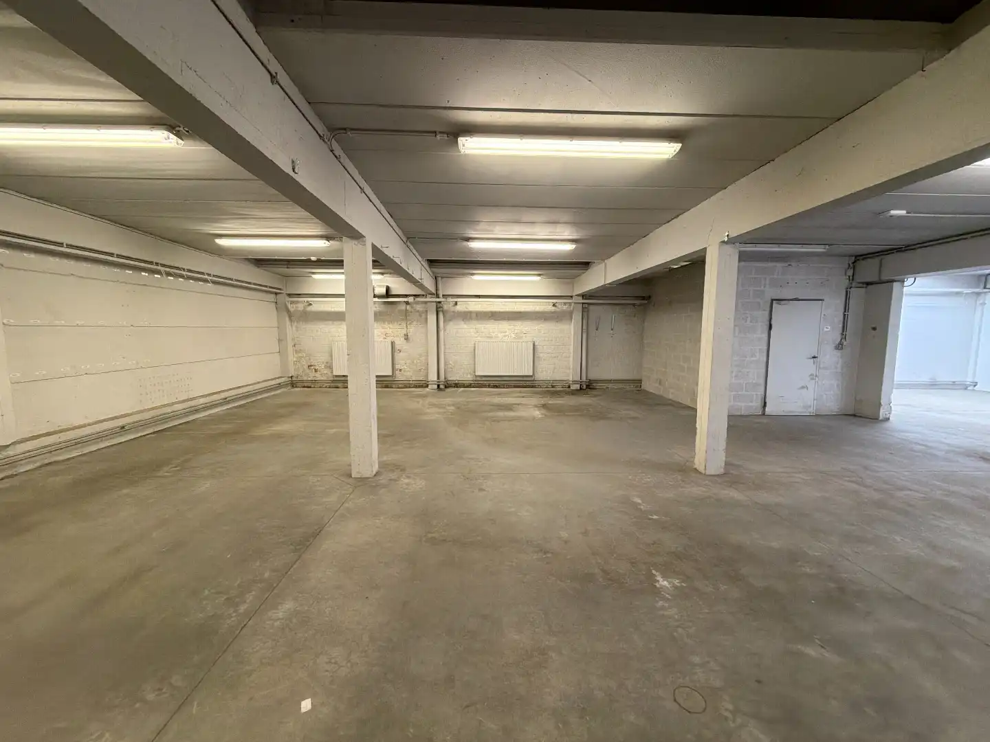 Magazijn met kantoren en buitenopslag te huur in Wilrijk foto 3