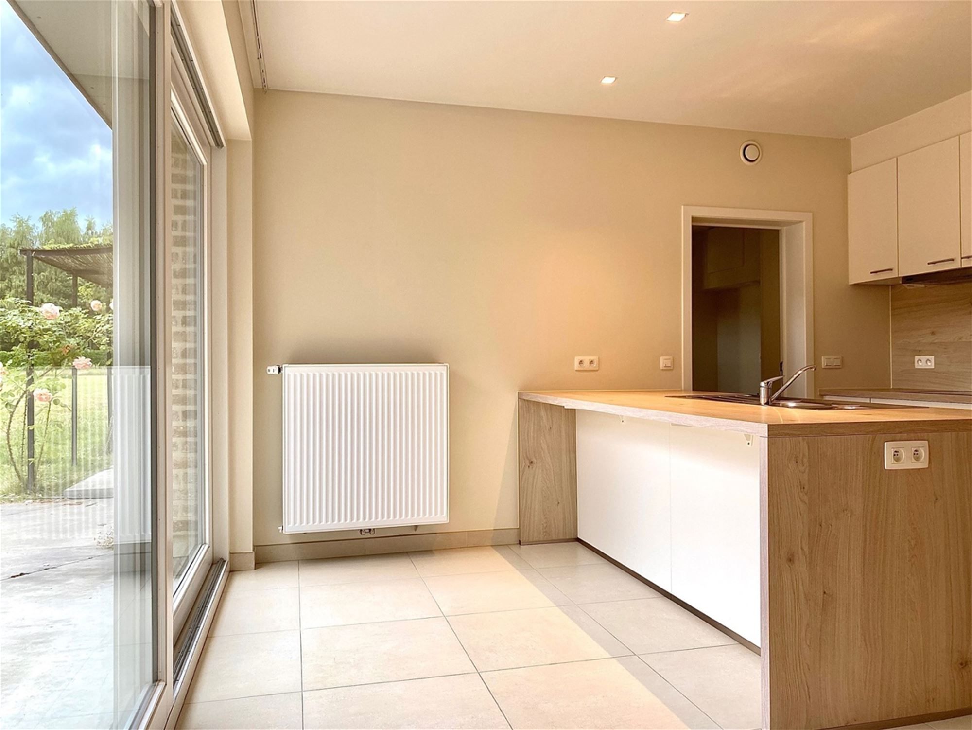 Charmante WONING (open bebouwing) met 3 SLAAPKAMERS, TUINTJE & TERRAS, zowel voor- als achteraan een OPEN GROEN ZICHT foto 7