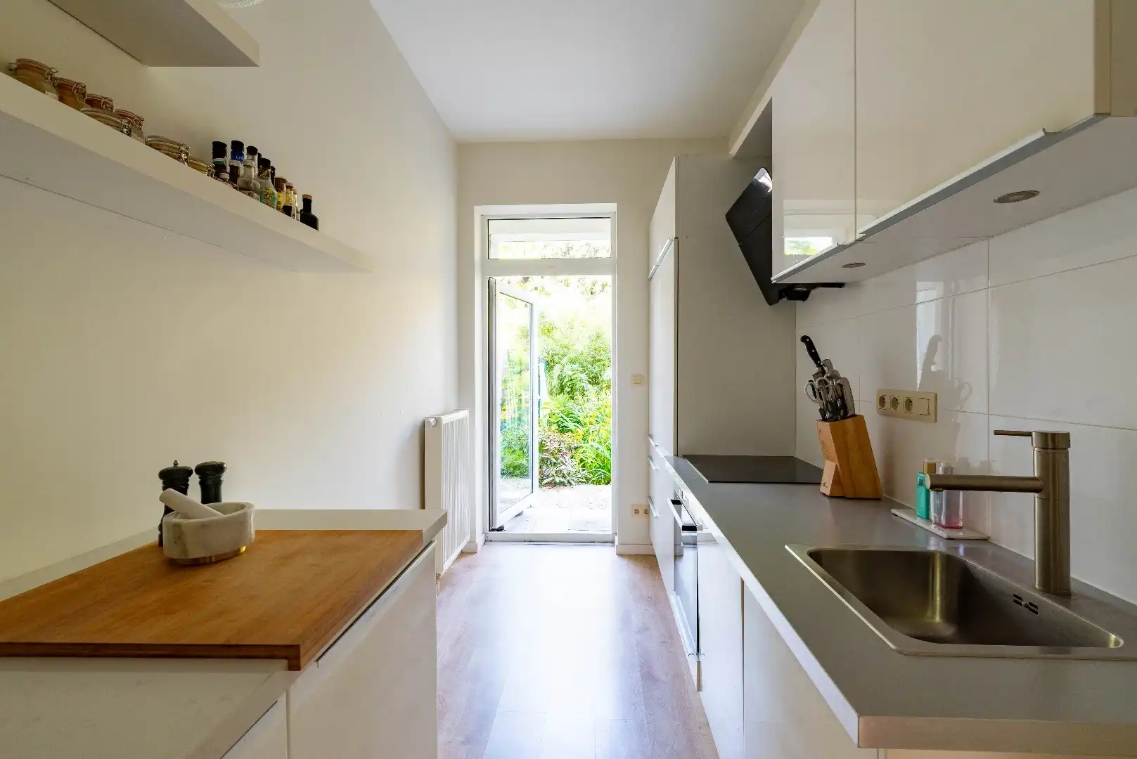 Gemeubeld appartement met tuin  foto 14