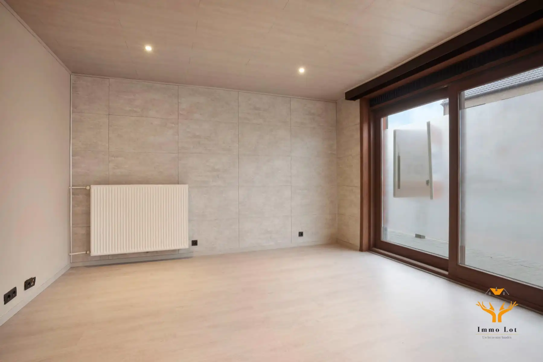 Handelsruimte met grote vitrine aan het Donkmeer  foto 8