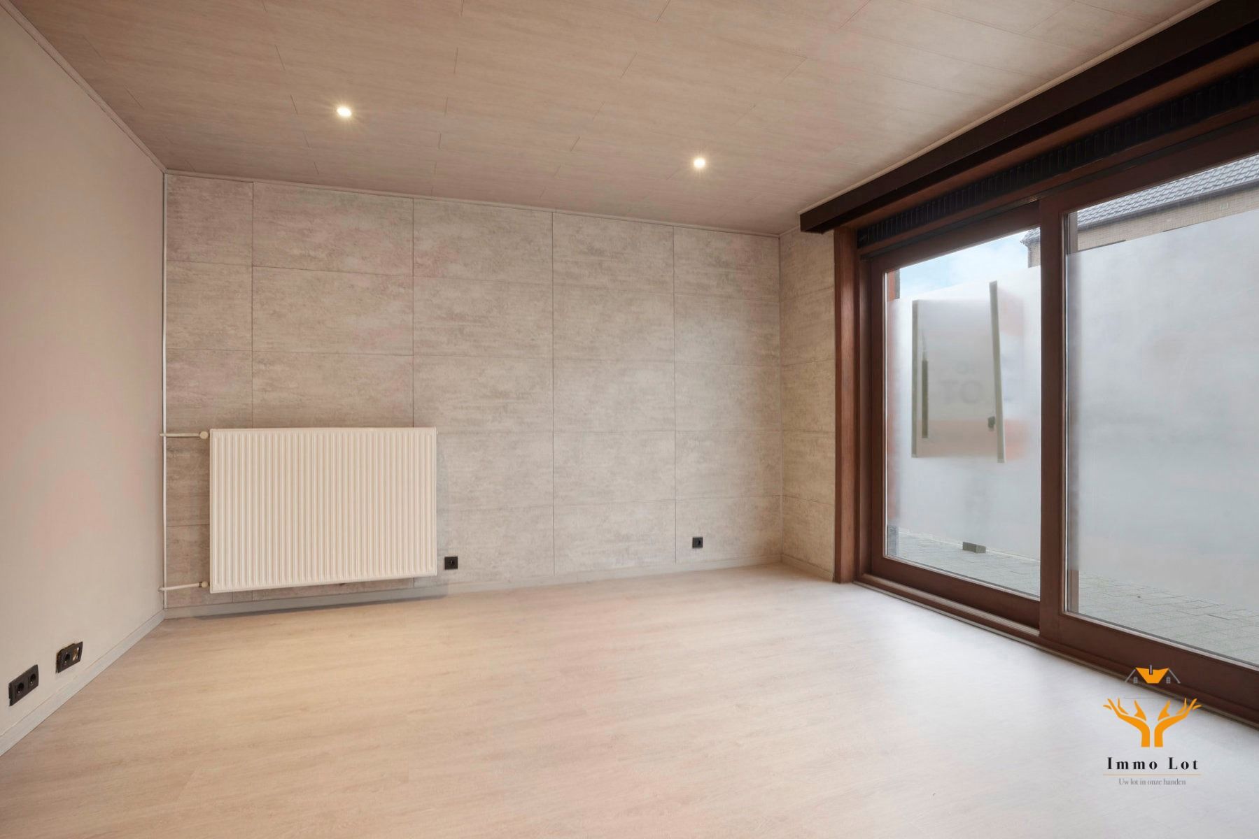 Handelsruimte met grote vitrine aan het Donkmeer  foto 8