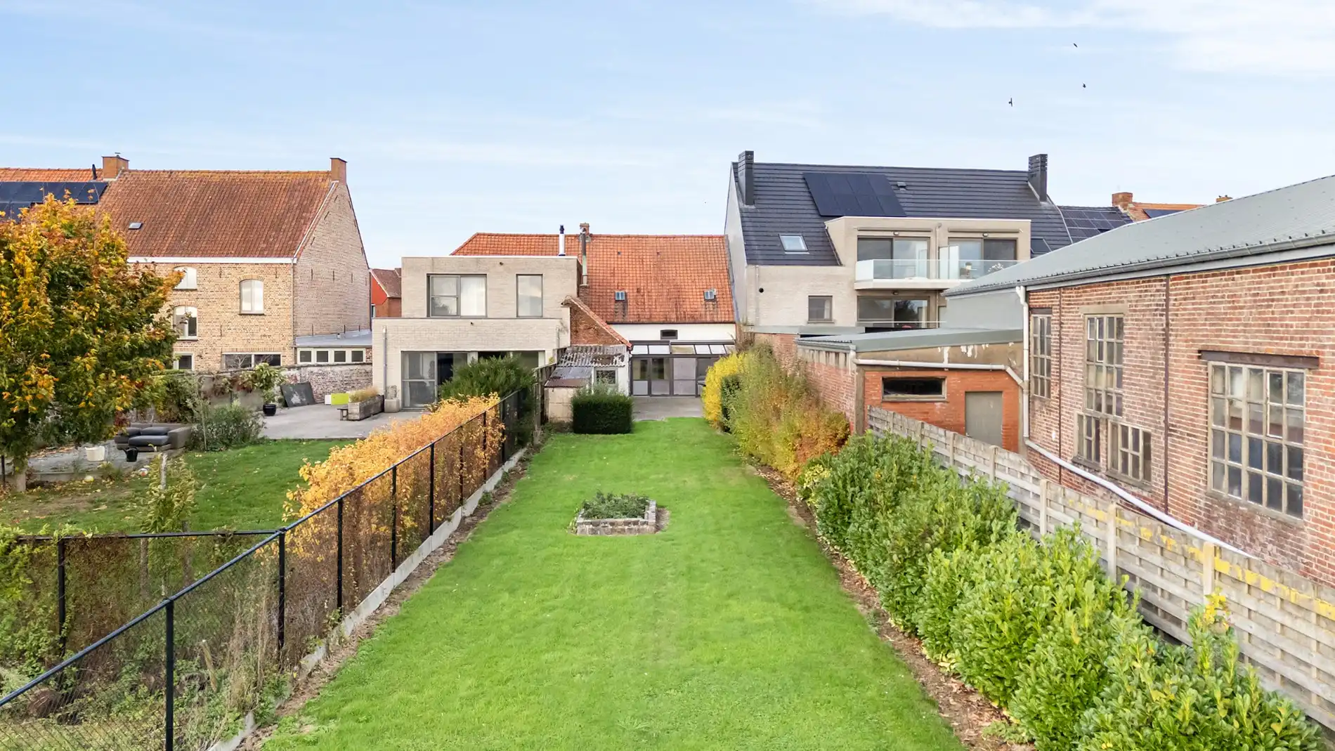 TE RENOVEREN WONING OP EEN PERCEEL VAN 559M² MET BOORDEVOL POTENTIEEL foto 2