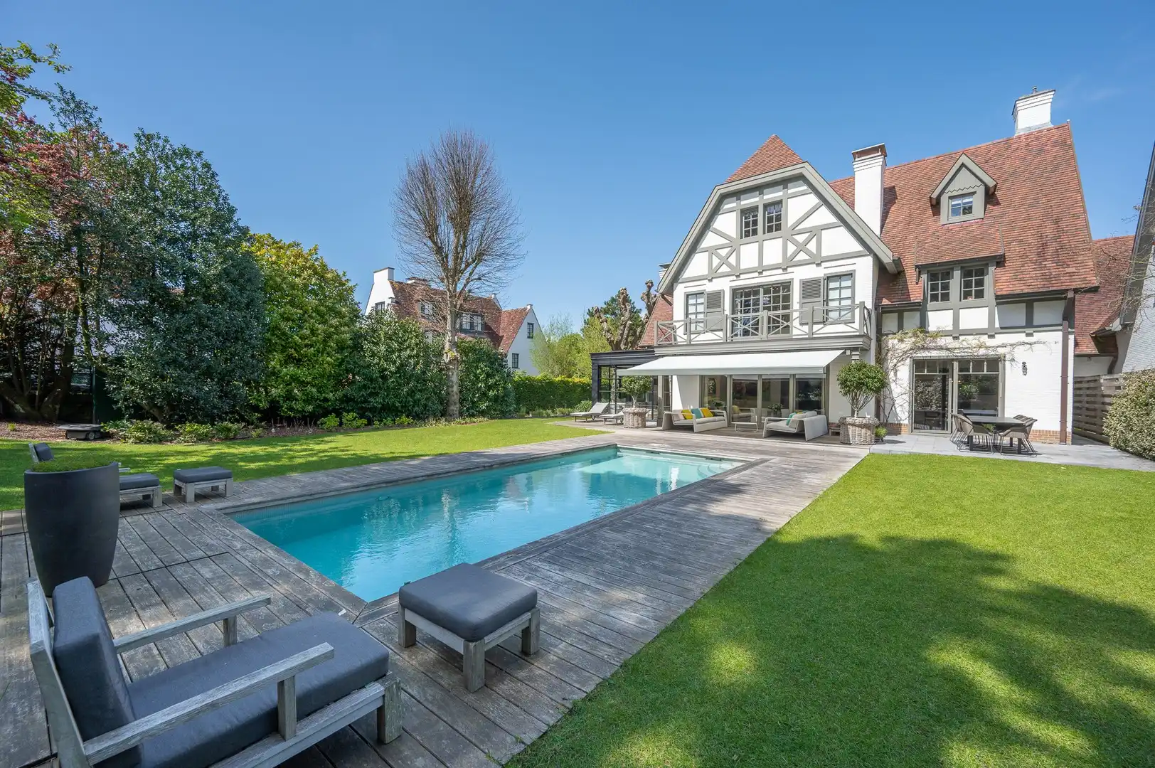 Prachtige villa met zwembad rustig gelegen in een paadje in hartje Zoute. foto {{pictureIndex}}