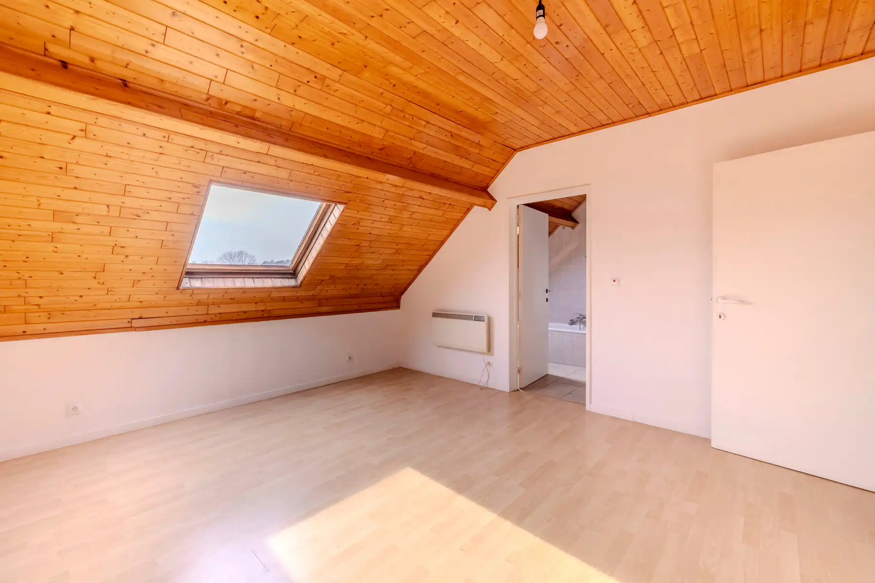 Ruim 1-slaapkamer dakappartement met terras en garagebox. foto 6