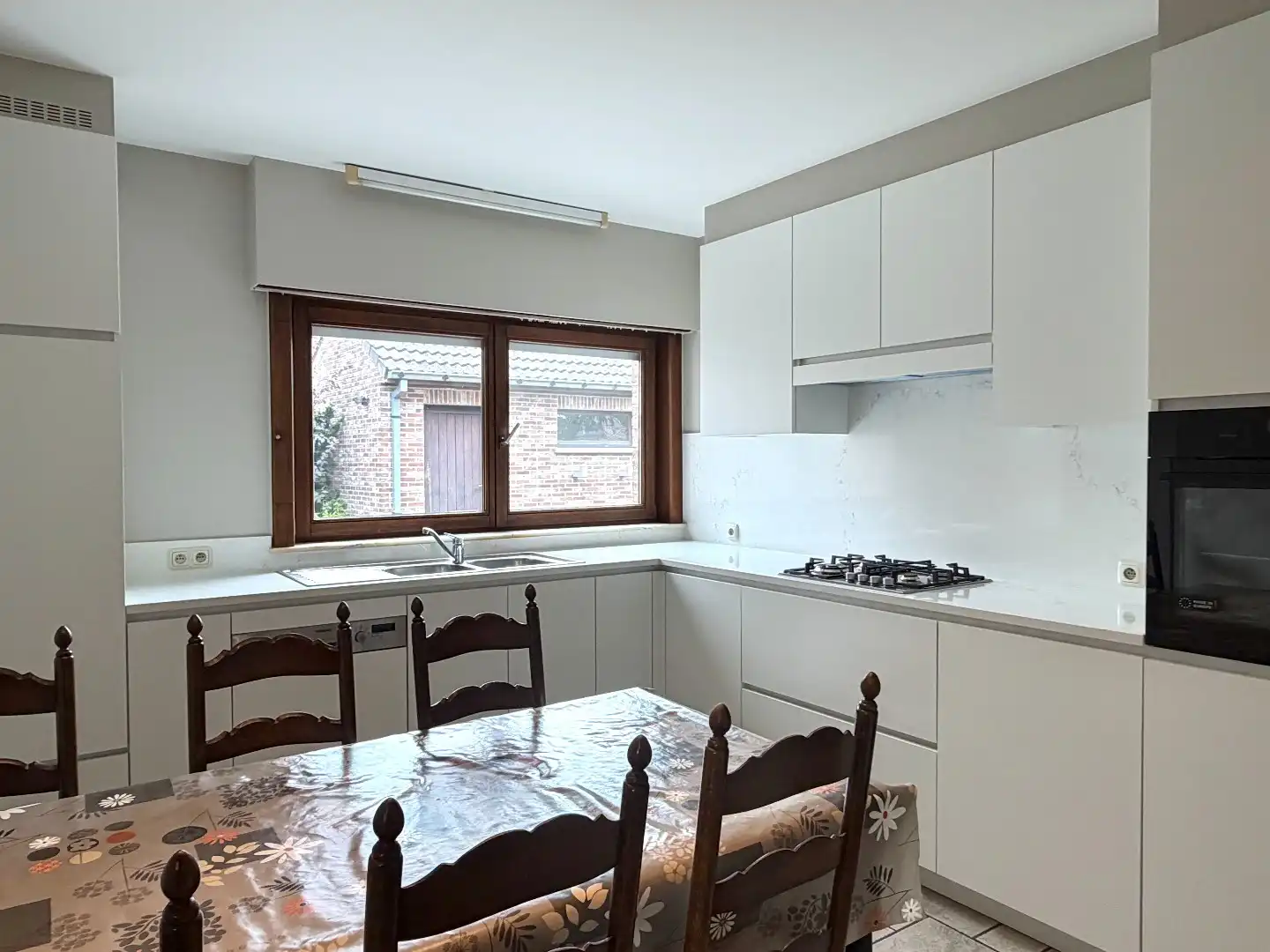 Instapklare open bebouwing met gelijkvloerse slaap- en badkamer en drie slaapkamers op verdiep. foto 9