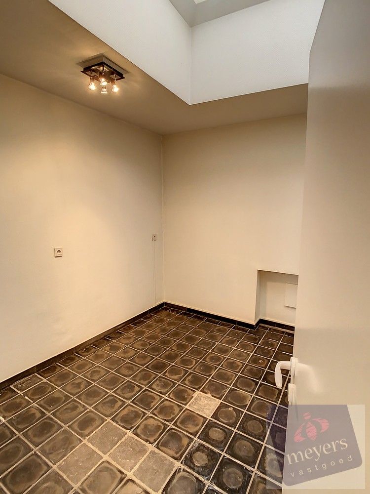 Unieke kans in het hart van Sint-Truiden – woning met dubbele ingang en tal van mogelijkheden! foto 8