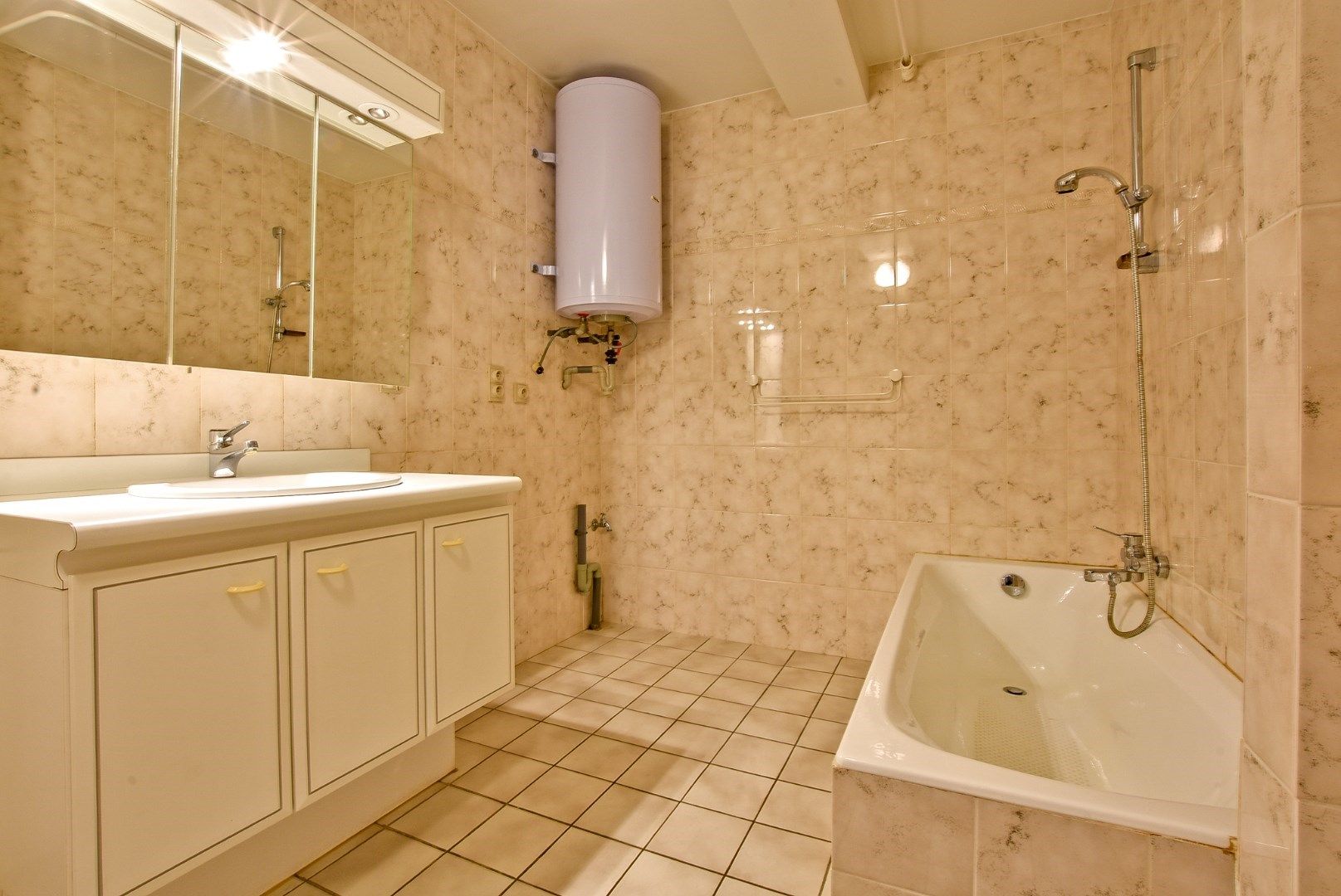 Ruim gelijkvloers appartement (127 m²) met tuin (30 m²) en 2 slaapkamers in hartje Nieuwpoort-stad foto 11