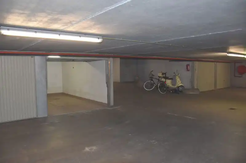 Ruime toegankelijke garagebox dichtbij het strand in Duinbergen foto 3