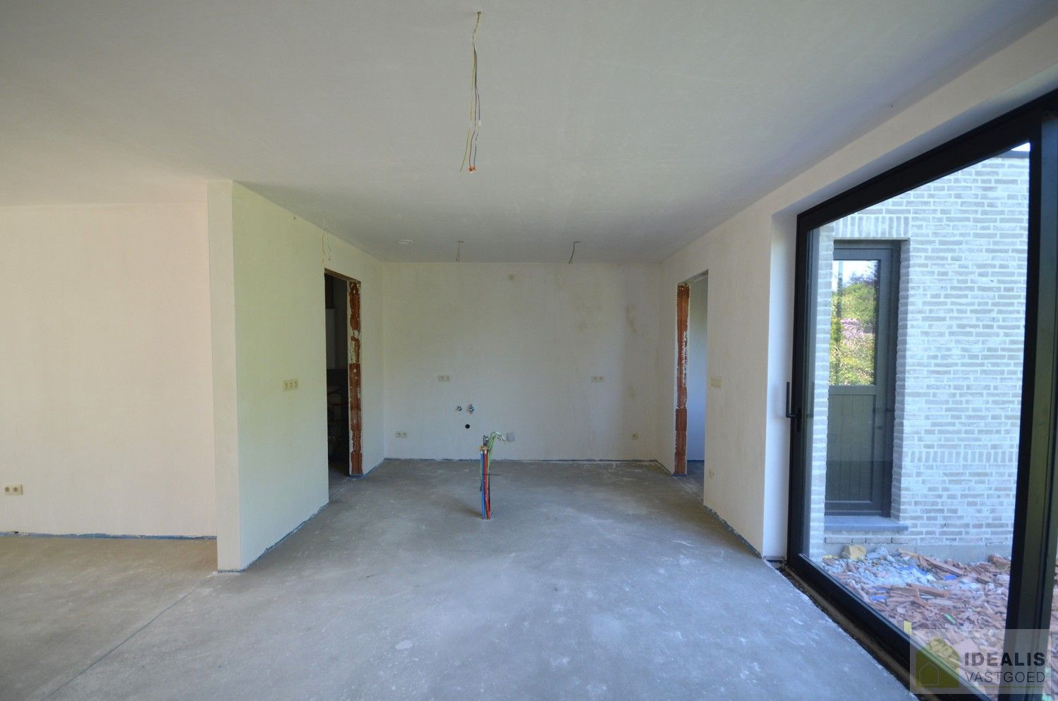Idealis Vastgoed – Charmante CASCO+ woning met 2 tot 3 ruime slaapkamers, ruime woonkamer met open keuken, berging, achterinkom met wasruimte, badkamer en met maar liefst 18 zonnepanelen. De woning is gelegen op een rustig perceel aan de bosrand. foto 8