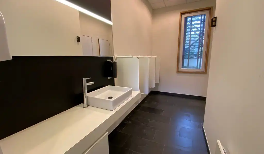 Instapklaar kantoor met terras te huur aan afrit E40 in Sint-Denijs-Westrem  foto 14
