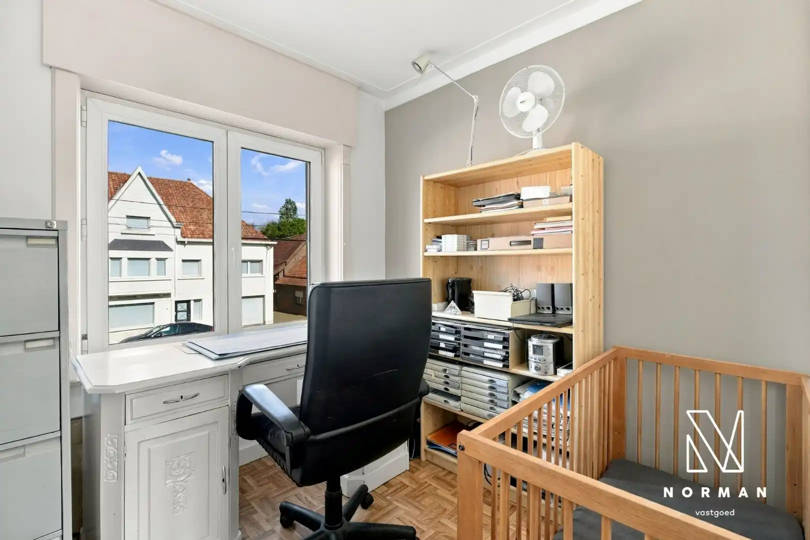 Stevige woning met 5 slaapkamers en praktijkruimte met parkeerplaats op commerciële ligging foto 15