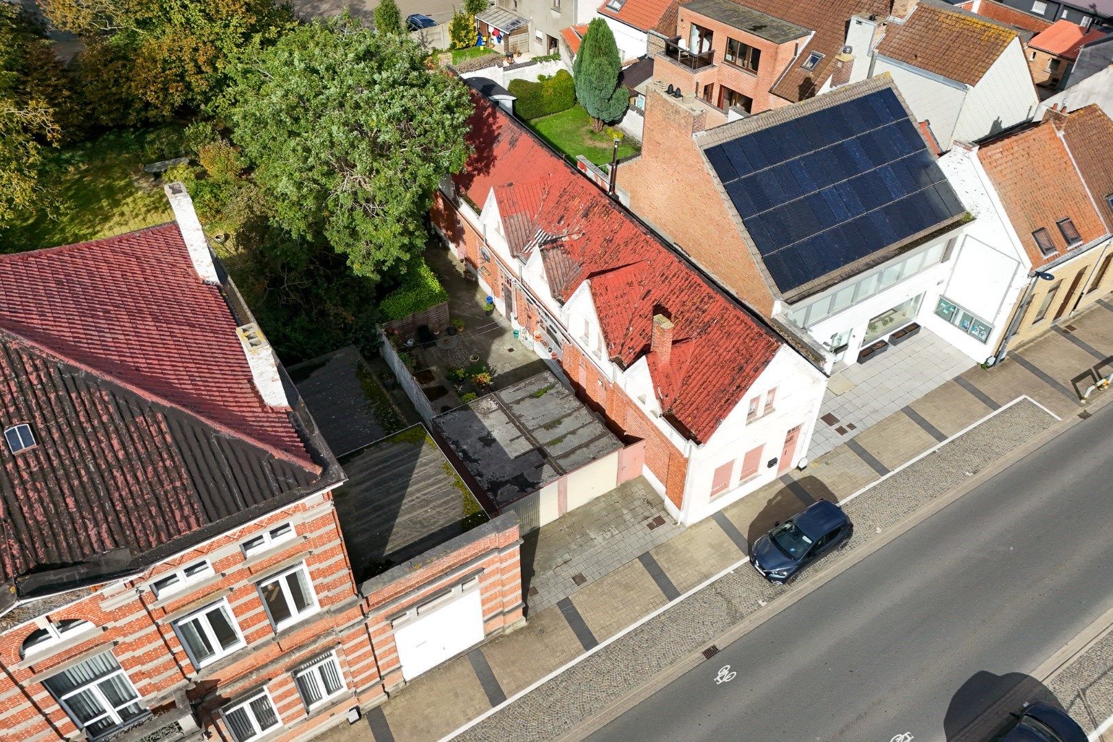 Herenhuis met conciërgewoning en garages in het centrum van Oudenburg foto 21