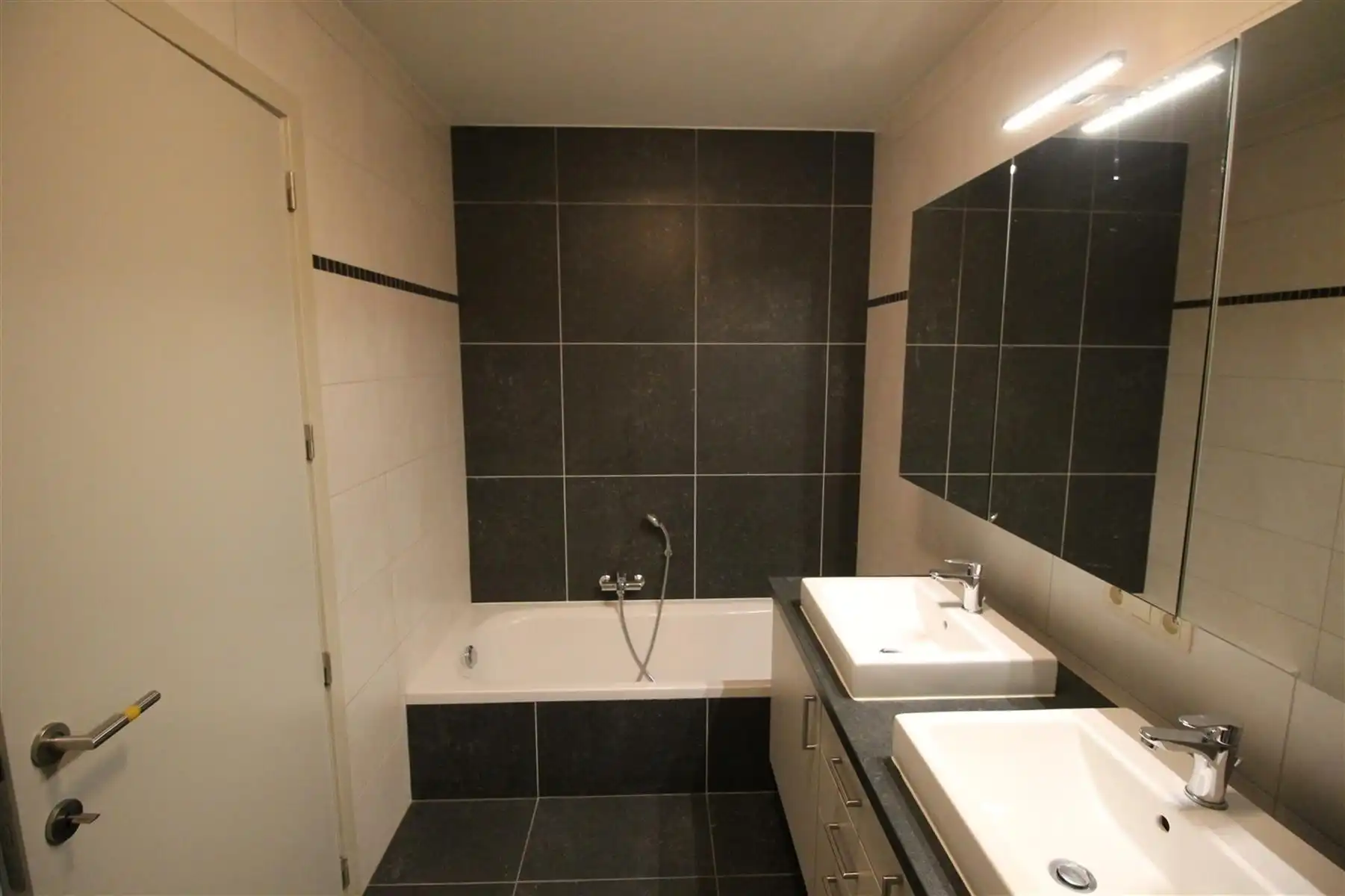 Gezinswoning met 3 slaapkamers, terras en twee ondergrondse autostaanplaatsen. foto 9