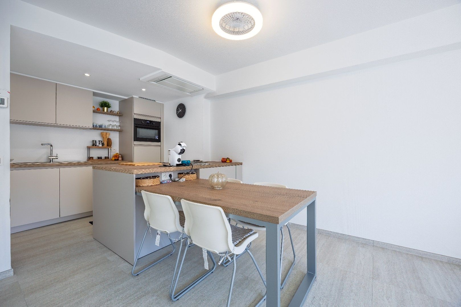 Gerenoveerd appartement aan de achterzijde van de zeedijk. foto 6