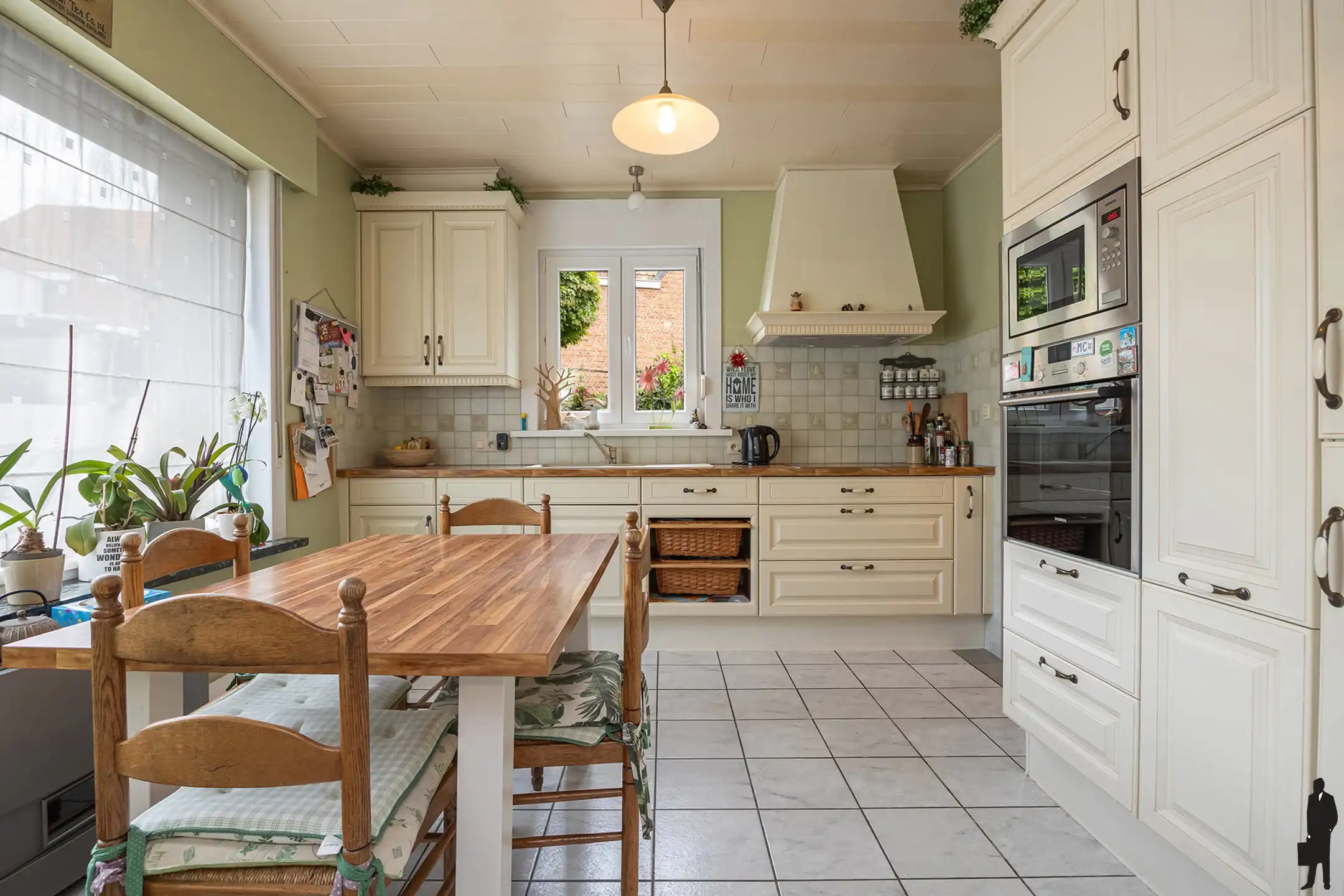 Charmante open bebouwing met zonnige tuin en garage foto 6