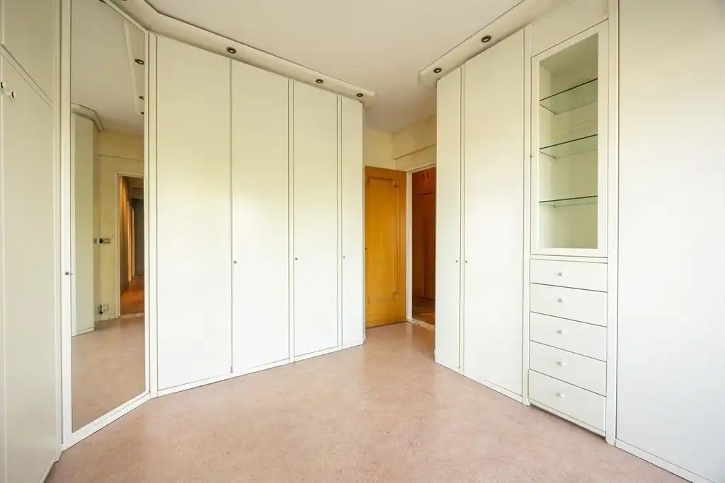 Gigantisch appartement met 4 slpk (te renoveren) foto 9