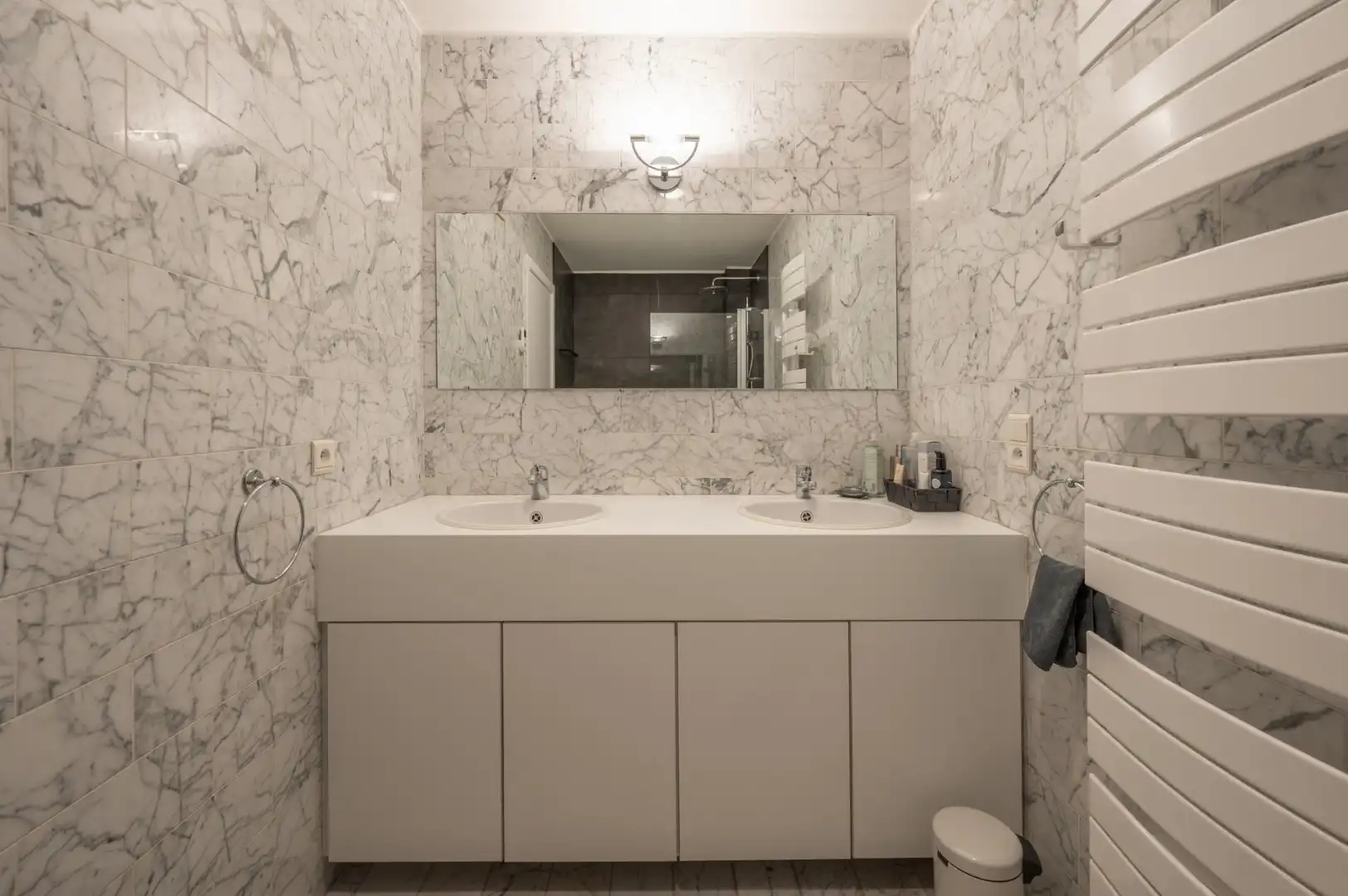 Uitzonderlijk breed appartement met aangenaam zicht op groen en villa's van Het Zoute, gelegen in residentie tussen Driehoeksplein en Ijzerzerpark. foto 13
