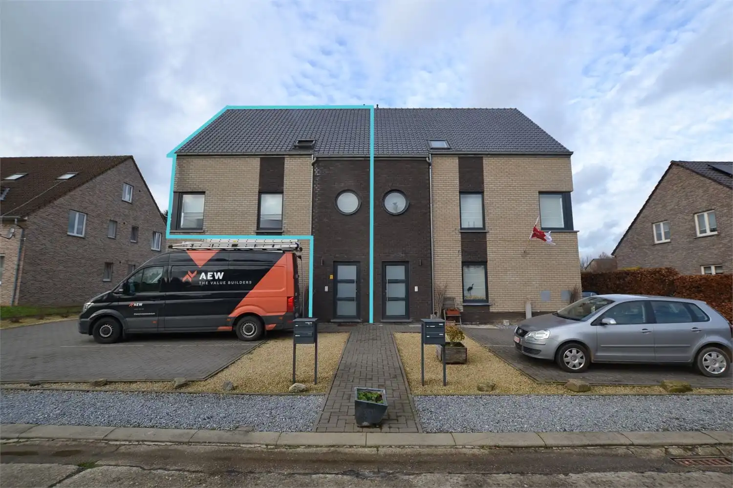 RUSTIG GELEGEN DUPLEXAPPARTEMENT MET 3 SLAAPKAMERS, TERRAS, GARAGE EN AUTOSTAANPLAATS foto {{pictureIndex}}