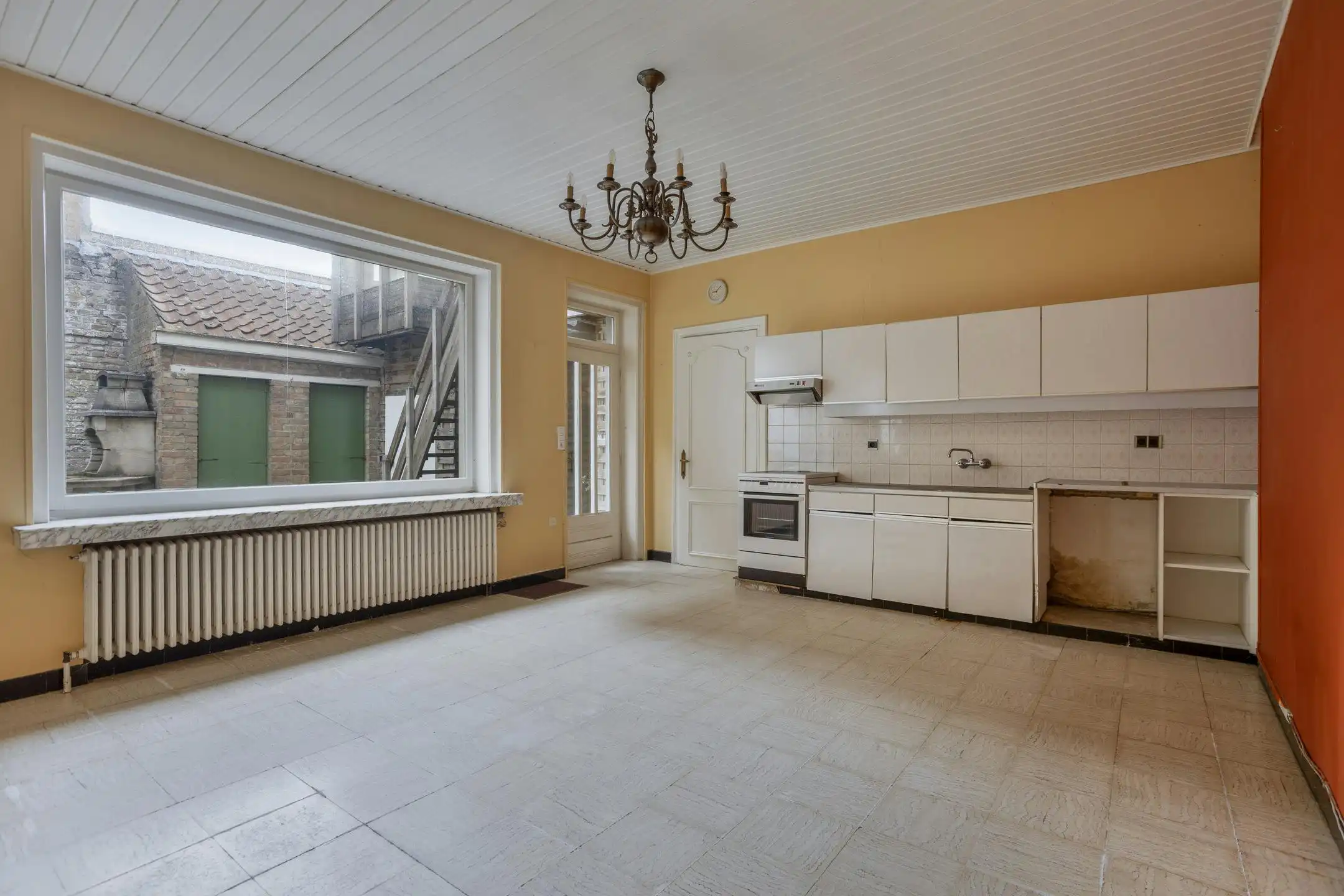 Handelspand met woning in centrum Veurne. foto 6