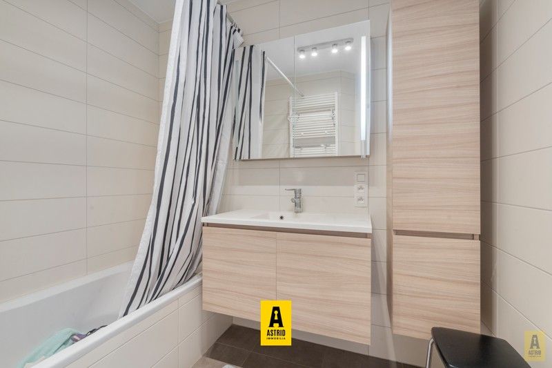 Instapklaar appartement met ruim terrassen en private garage! foto 15