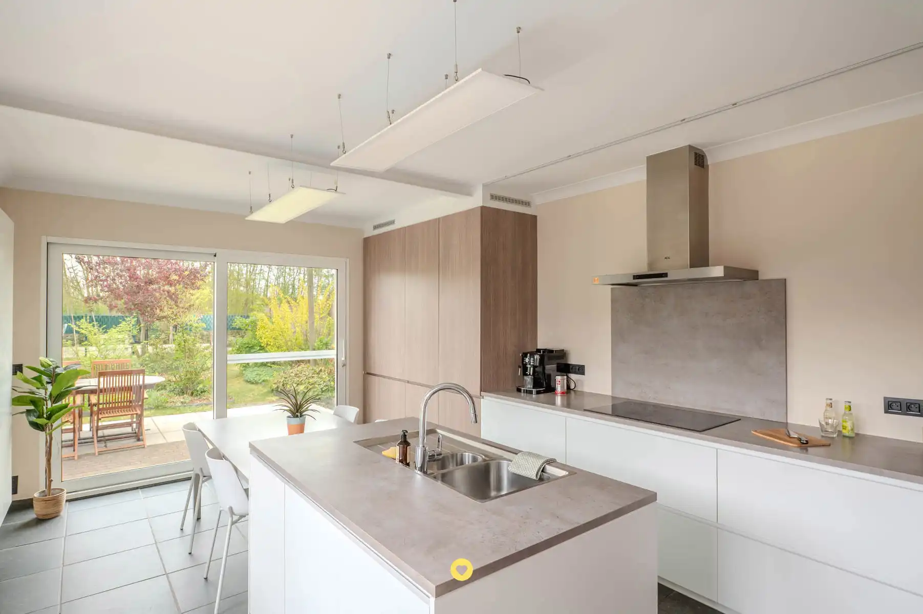 HOB met praktijkruimte, 4 slaapkamers, garage en zonnige tuin foto 3