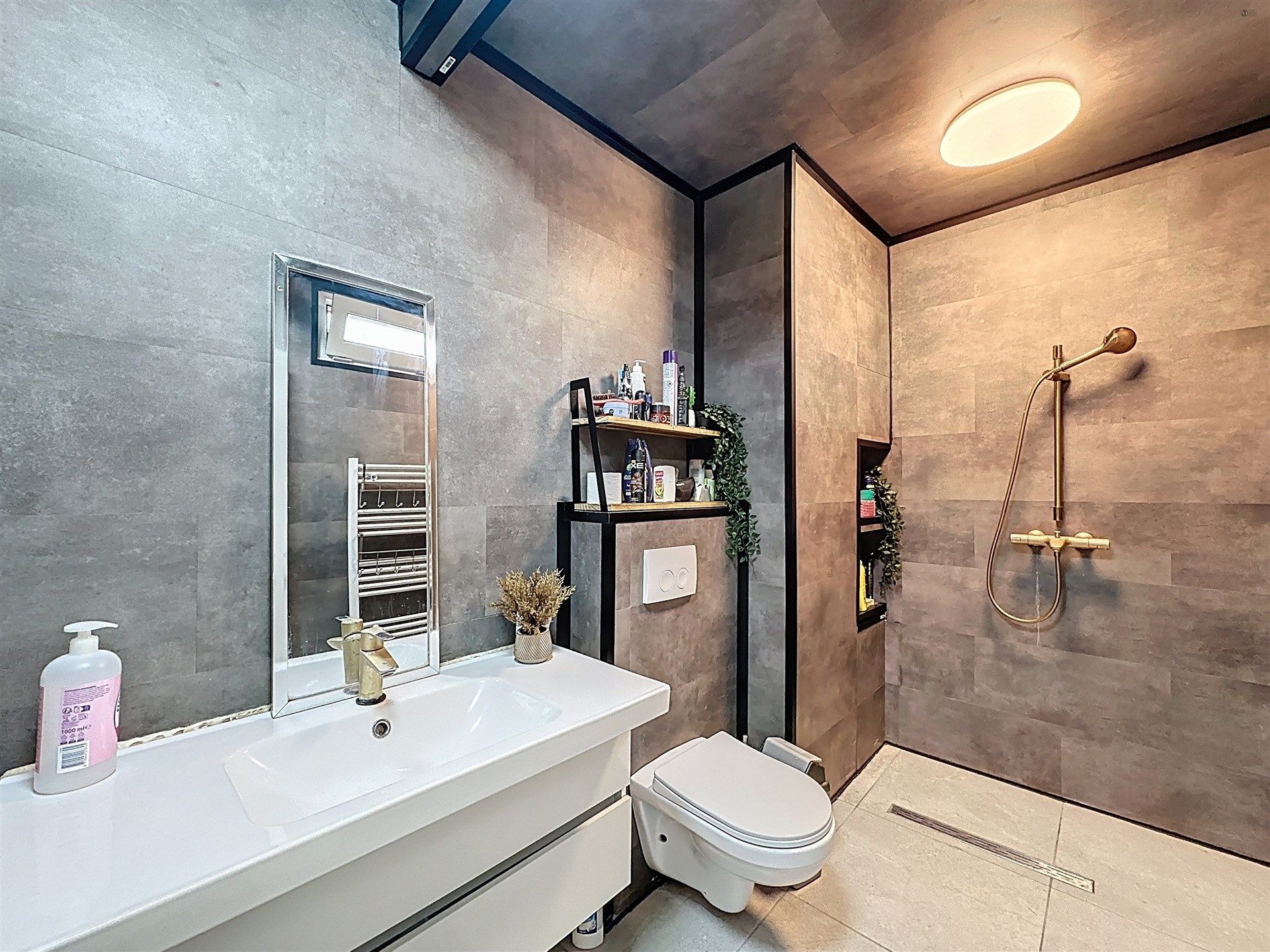 Ruime gezinswoning met 4 slaapkamers en 3 badkamers op perceel van 646m²! foto 13