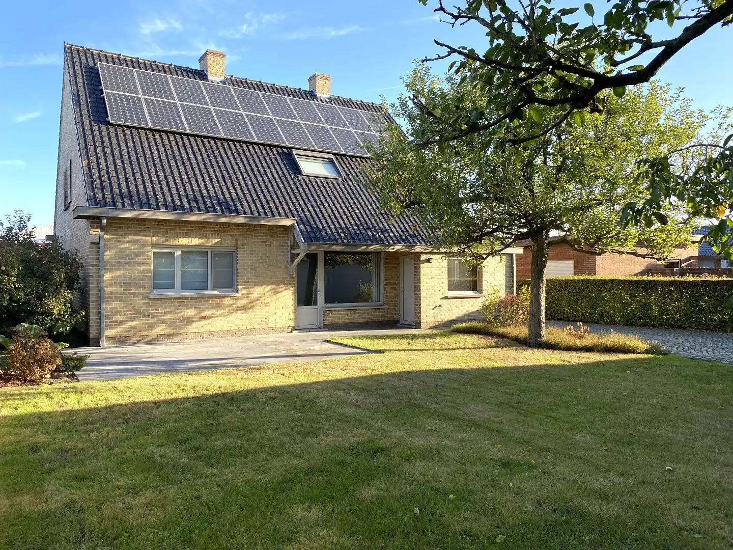 INSTAPKLARE ALLEENSTAANDE VILLA MET DUBBELE GARAGE EN TUIN foto 27