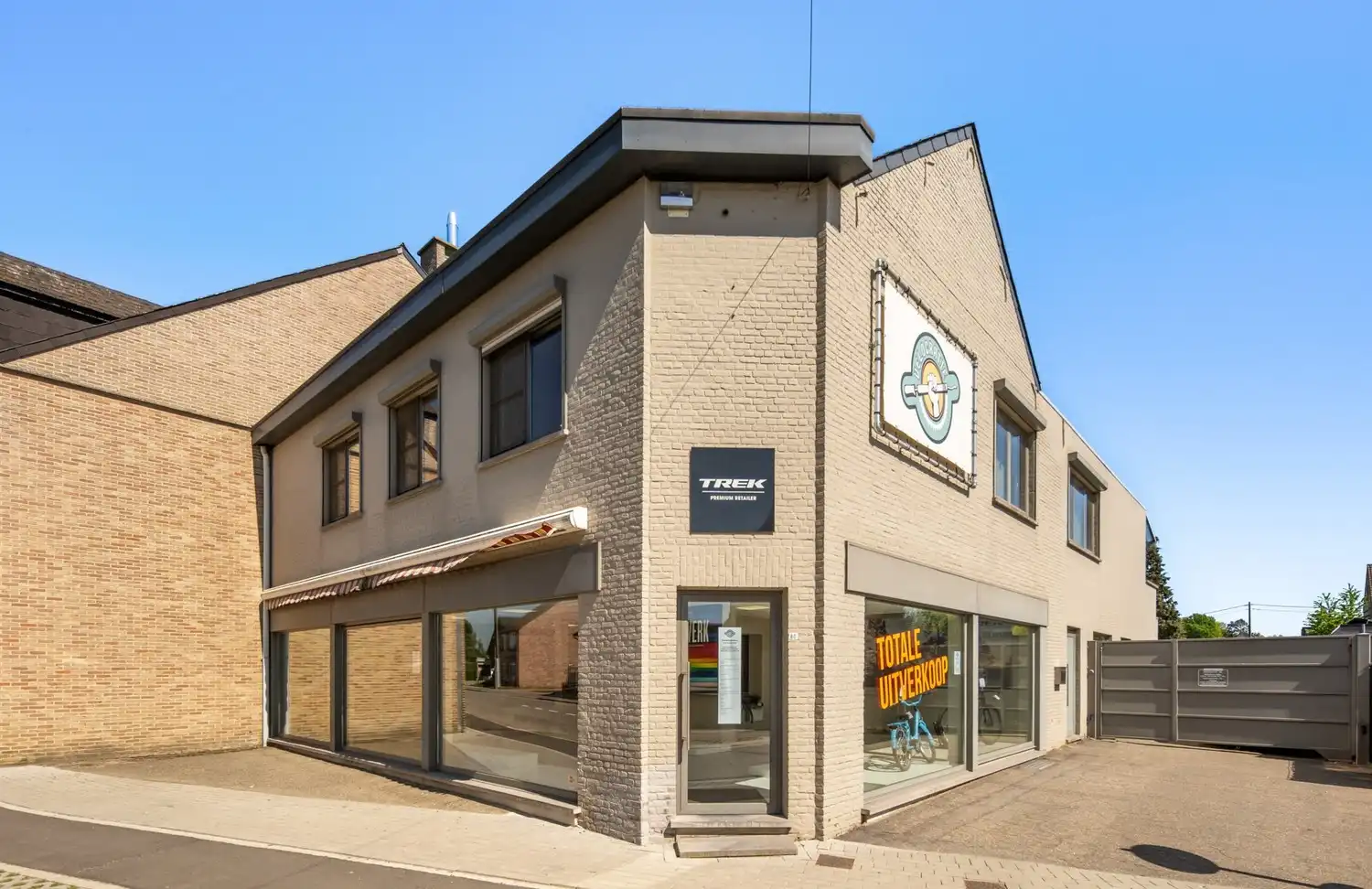 Commercieel pand met ruime handelsruimte, loods én drie-slaapkamer appartement van 160 m² in Wezemaal ! foto {{pictureIndex}}