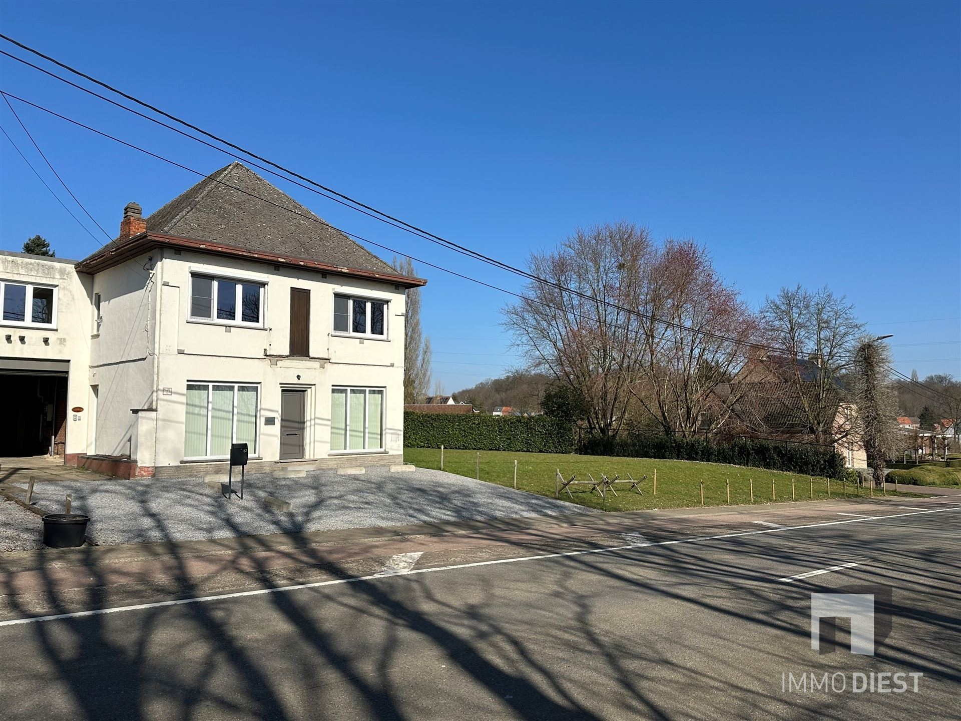 Unieke woning met praktijk en bouwgrond op zichtlocatie foto 4