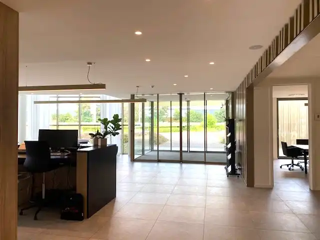 Stijlvolle kantoorruimte 300+m² met 16 autostaanplaatsen ideale ligging langs E313. foto 3
