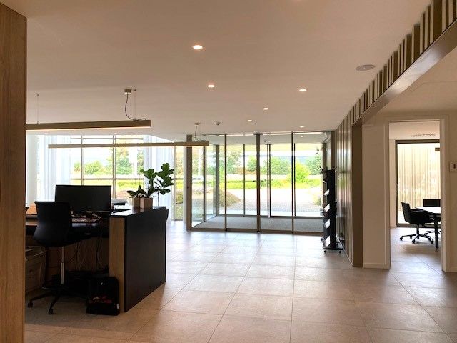 Stijlvolle kantoorruimte 300+m² met 16 autostaanplaatsen ideale ligging langs E313. foto 3