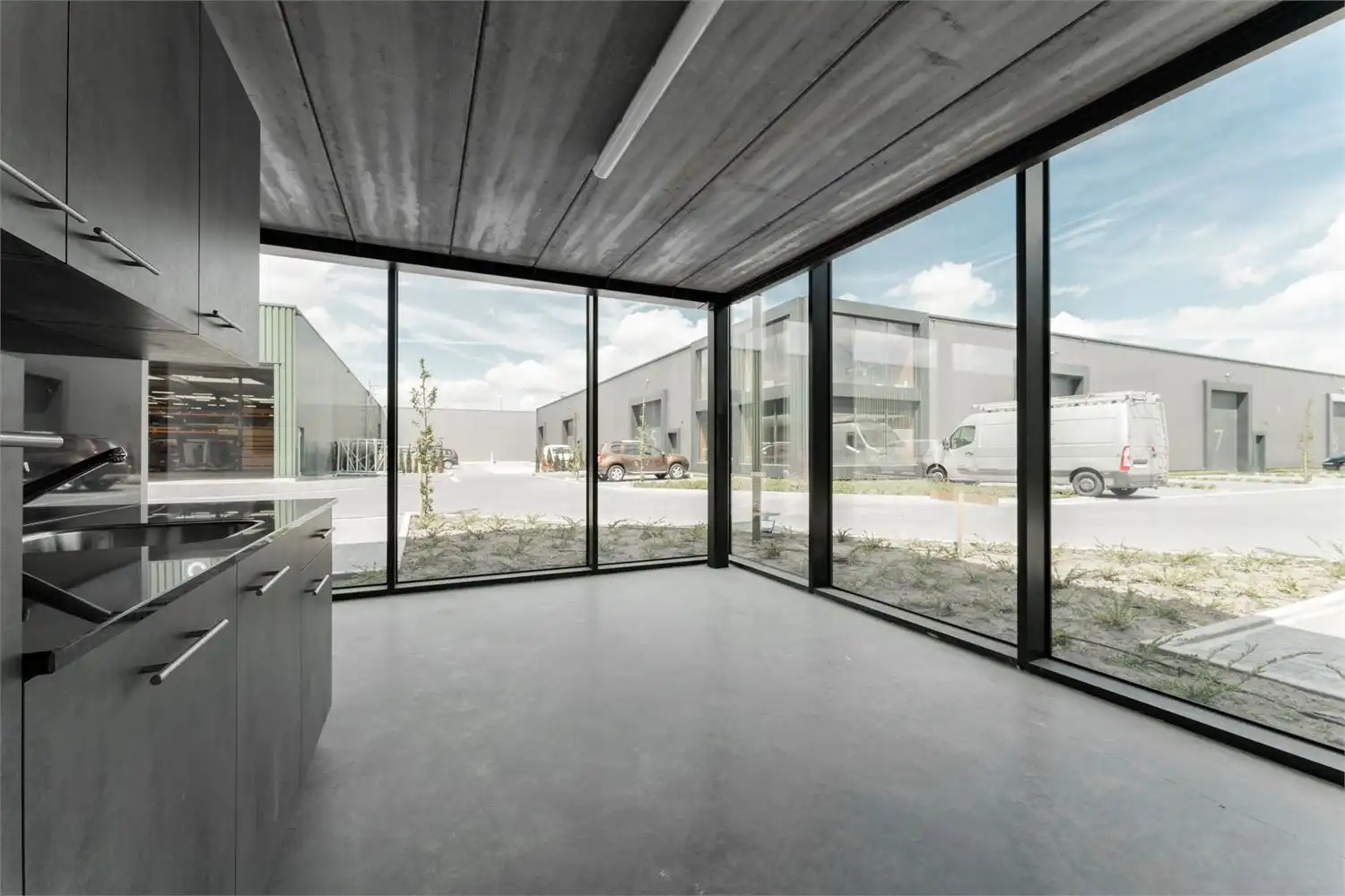 Recente bedrijfsunit met kantoor en kantine foto 22